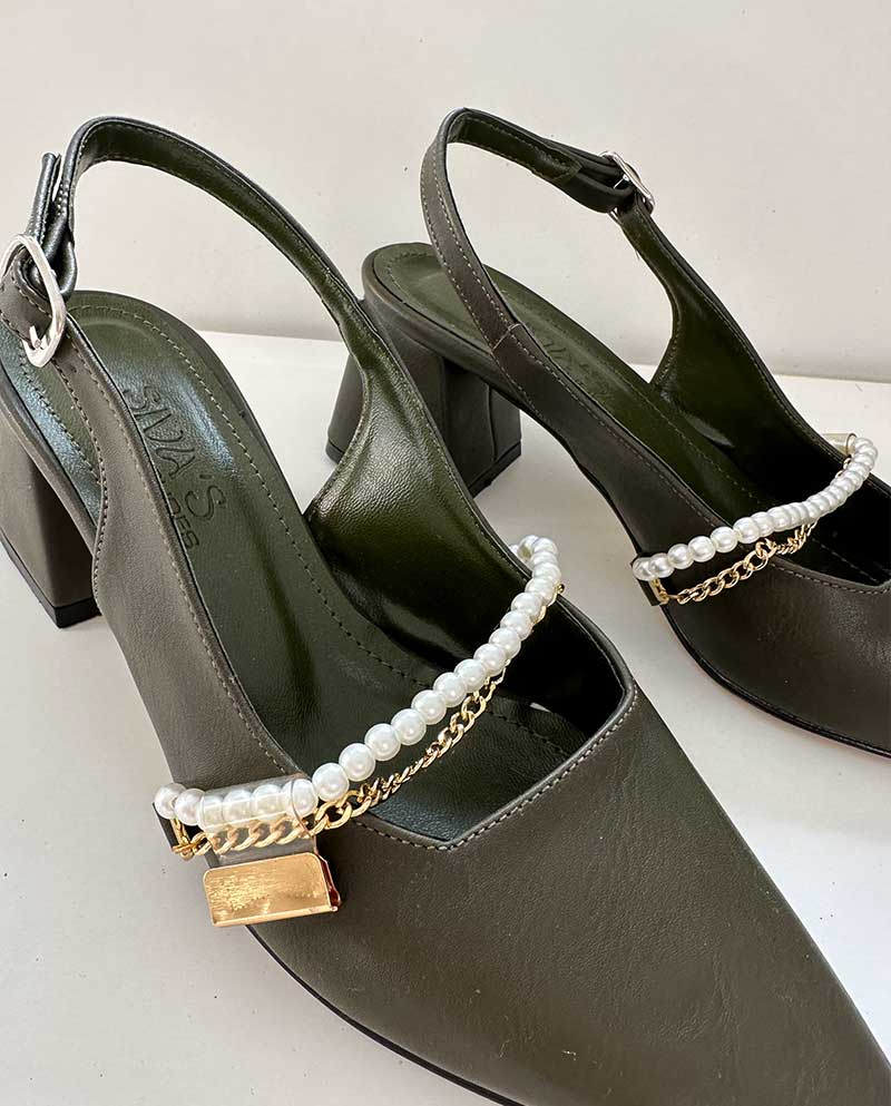 Λαδί Mule απο οικολογικό δέρμα, με χονδρό τακούνι με αξεσουάρ απο αλυσίδα και πέρλες