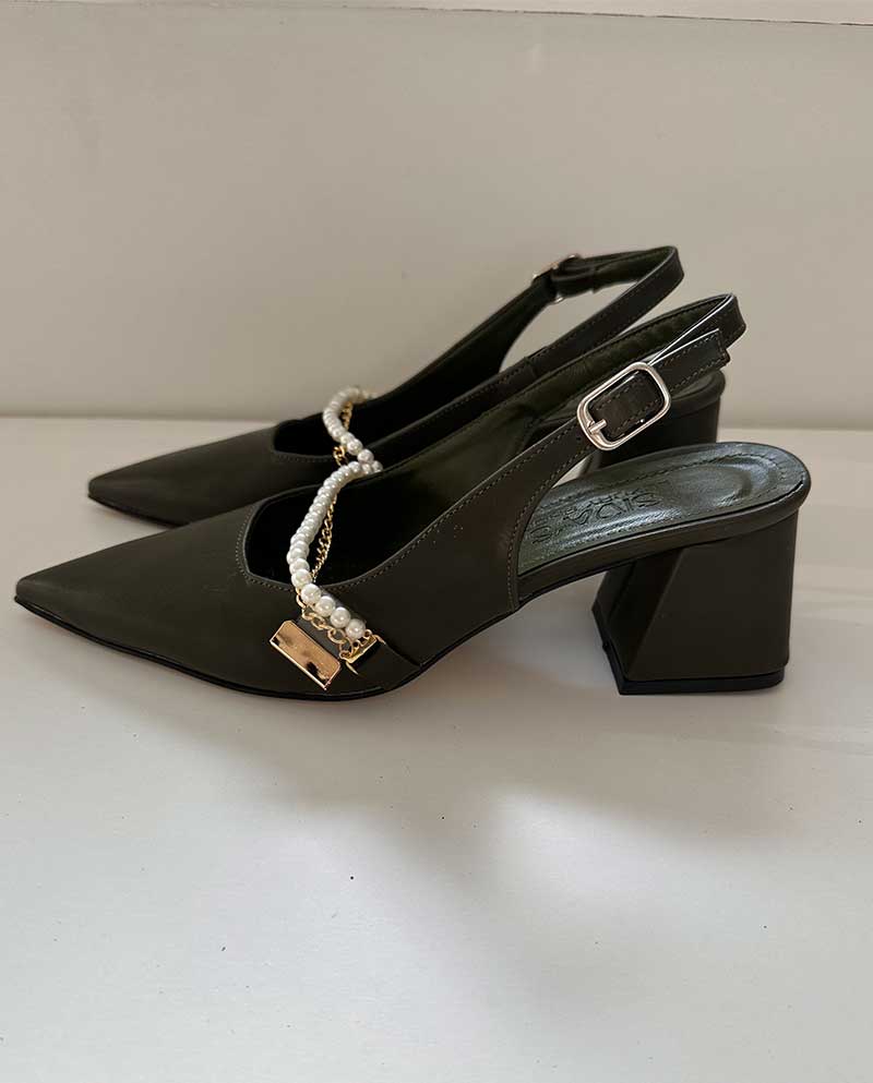 Λαδί Mule με αλυσίδα και πέρλες