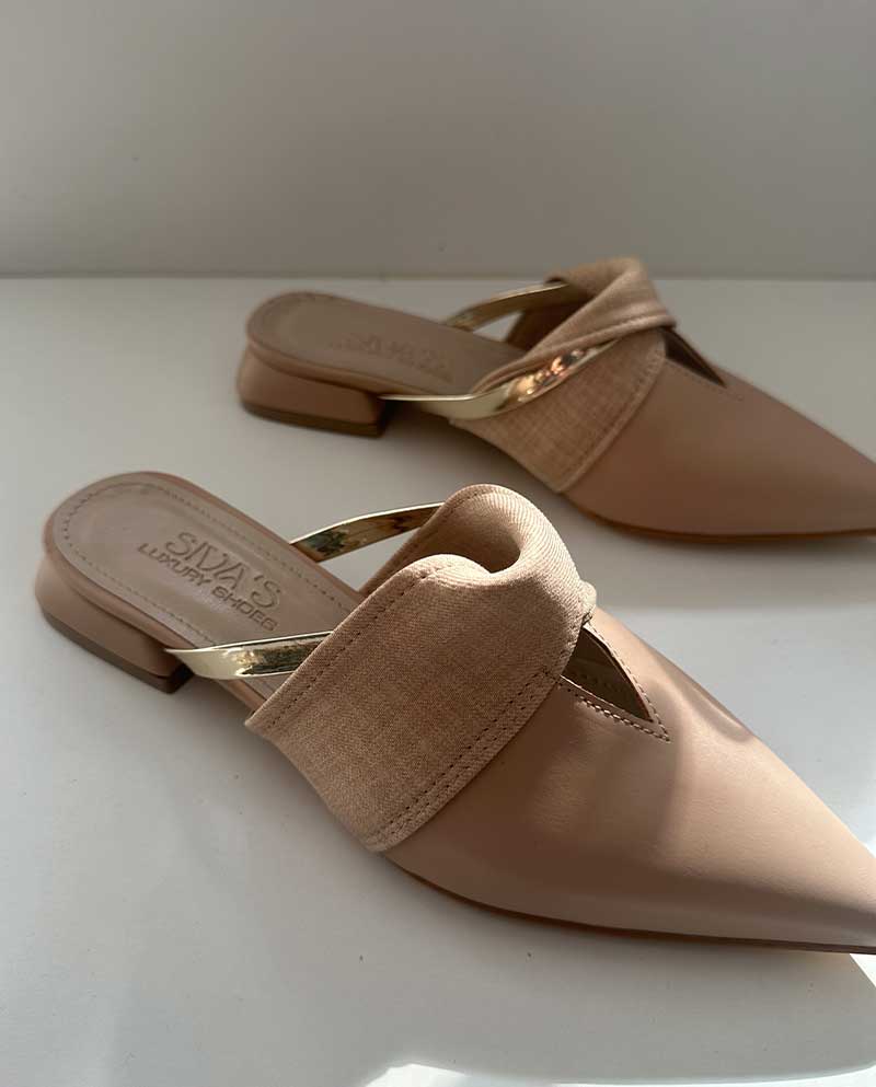 Όμορφο μπεζ mule με ιδιαίτερο κοντό τακουνάκι, ιδανικό για όλες τις ώρες της ημέρας