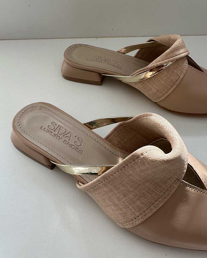 Μπεζ mule με χρυσή λεπτομέρεια