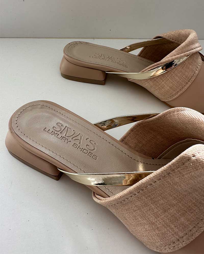 Μπεζ mule με χρυσή λεπτομέρεια