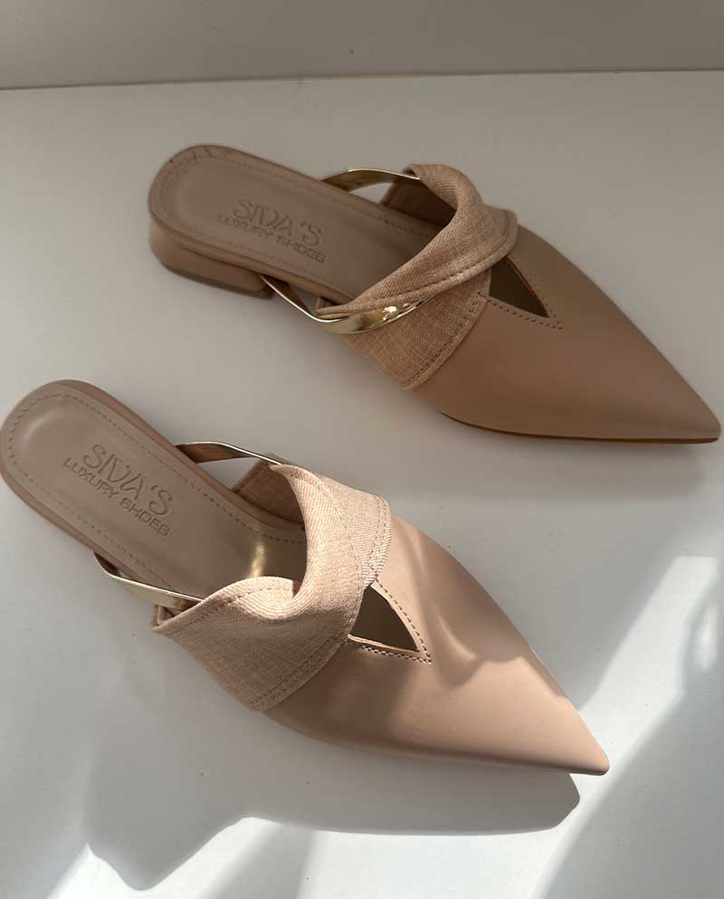 Μπεζ mule με χρυσή λεπτομέρεια