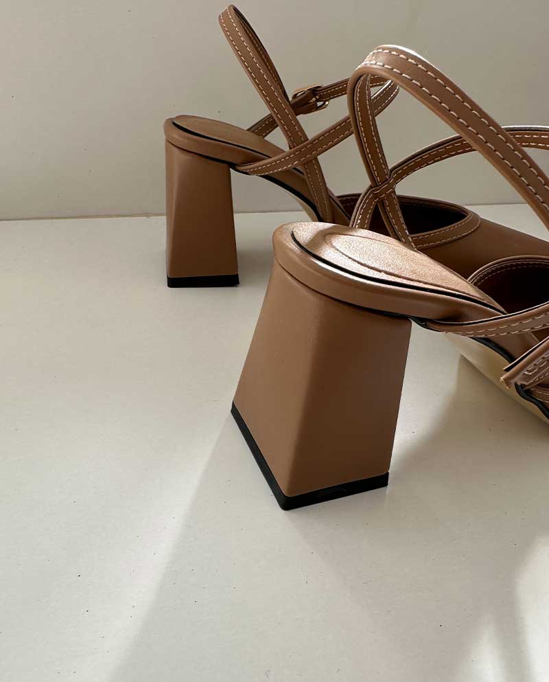 Μυτερό Mule χρώματος μόκα από οικολογικό δέρμα, με ιδιαίτερο χοντρό τακούνι