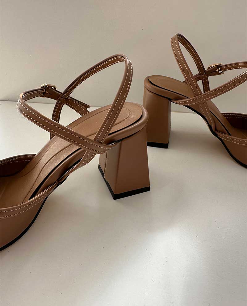 Μυτερό Mule χρώματος μόκα από οικολογικό δέρμα, με ιδιαίτερο χοντρό τακούνι