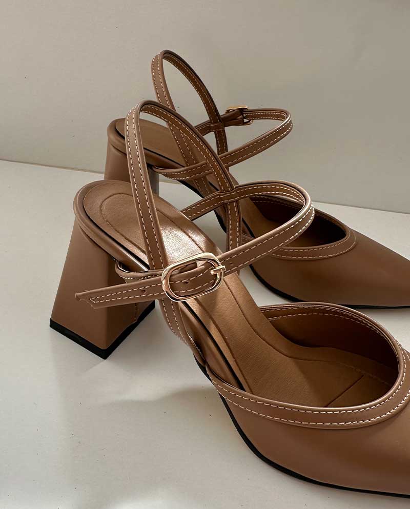 Μυτερό Mule χρώματος μόκα από οικολογικό δέρμα, με ιδιαίτερο χοντρό τακούνι