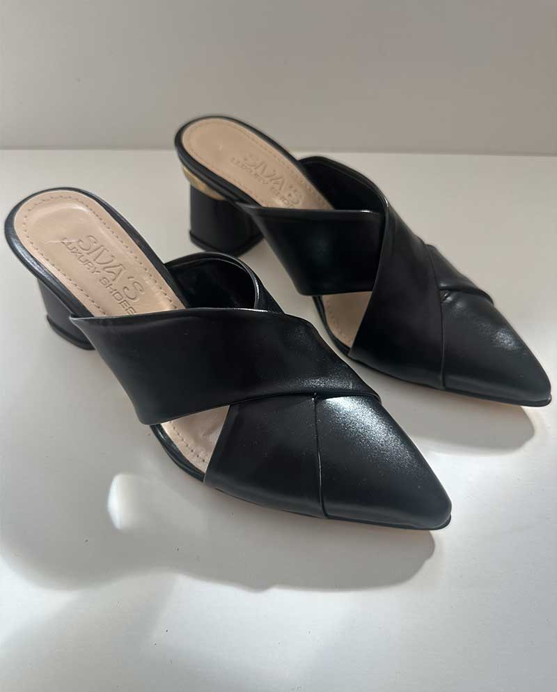 Μαύρο Mule με ανοίγματα στο πλάι