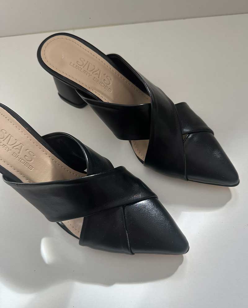 Όμορφο μαύρο mule με ανοίγματα στο πλάι και ιδιαίτερο τακούνι με χρυσή λεπτομέρεια, ιδανικό για καθημερινές, βραδινές εξόδους και events