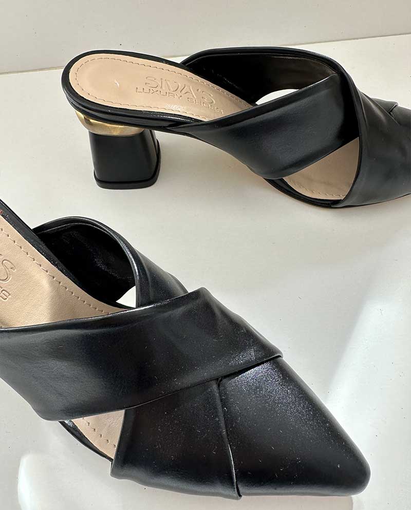 Μαύρο Mule με ανοίγματα στο πλάι