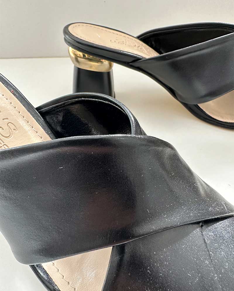 Μαύρο Mule με ανοίγματα στο πλάι