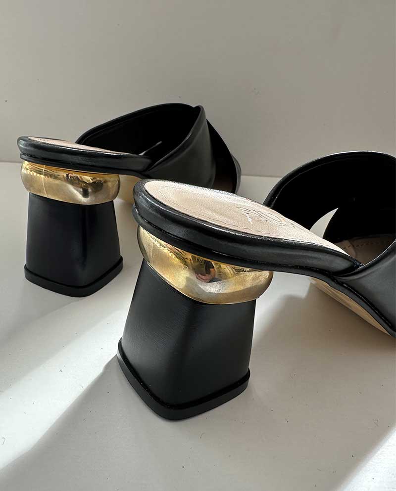 Μαύρο Mule με ανοίγματα στο πλάι