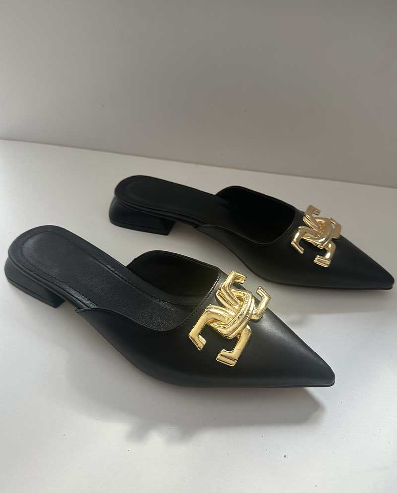 Μαύρο Mule με χρυσή αγκράφα