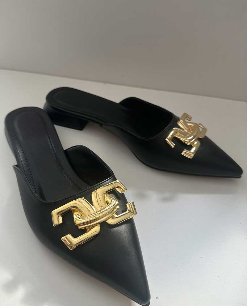 Όμορφο μαύρο mule με ιδιαίτερο χρυσό τακούνι, ιδανικό για βραδινές εξόδους και events