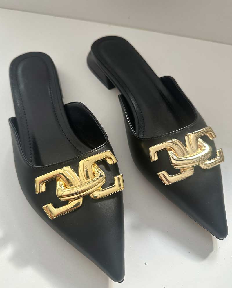 Μαύρο Mule με χρυσή αγκράφα