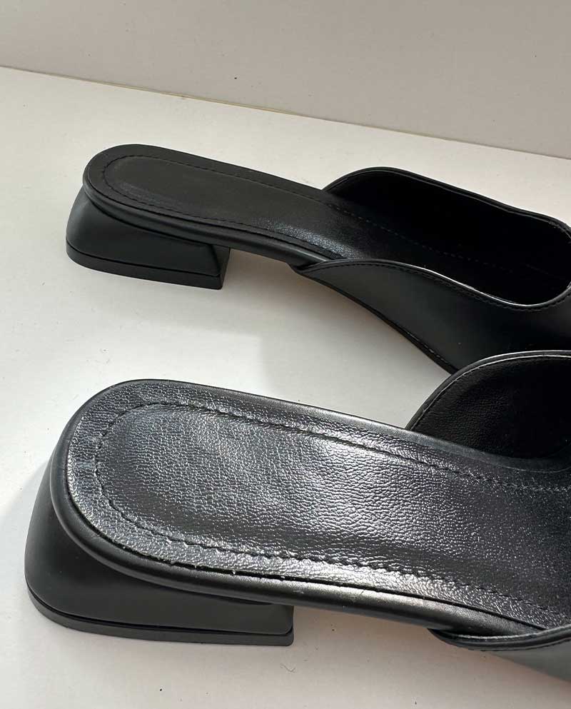 Μαύρο Mule με χρυσή αγκράφα