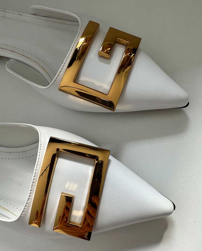 Όμορφο μαύρο mule με ανοίγματα στο πλάι και ιδιαίτερο τακούνι με χρυσή λεπτομέρεια, ιδανικό για καθημερινές, βραδινές εξόδους και events