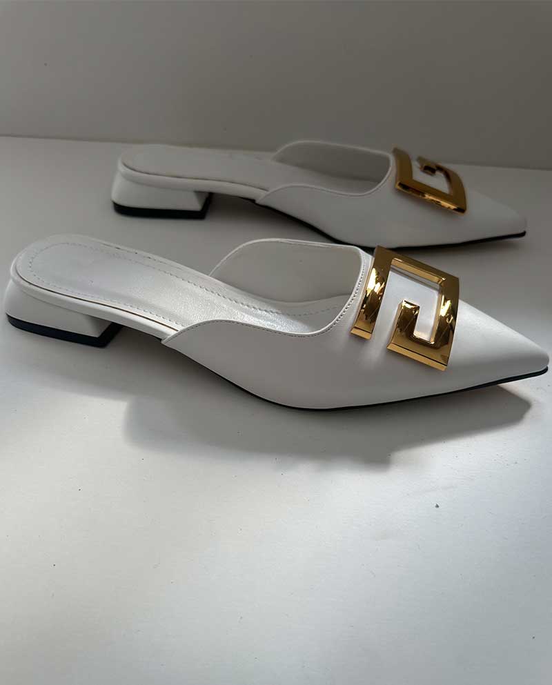 Άσπρο Mule με χρυσή αγκράφα