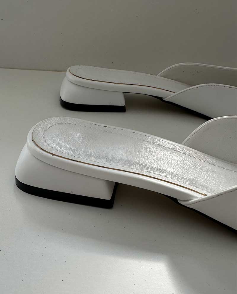 Άσπρο Mule με χρυσή αγκράφα