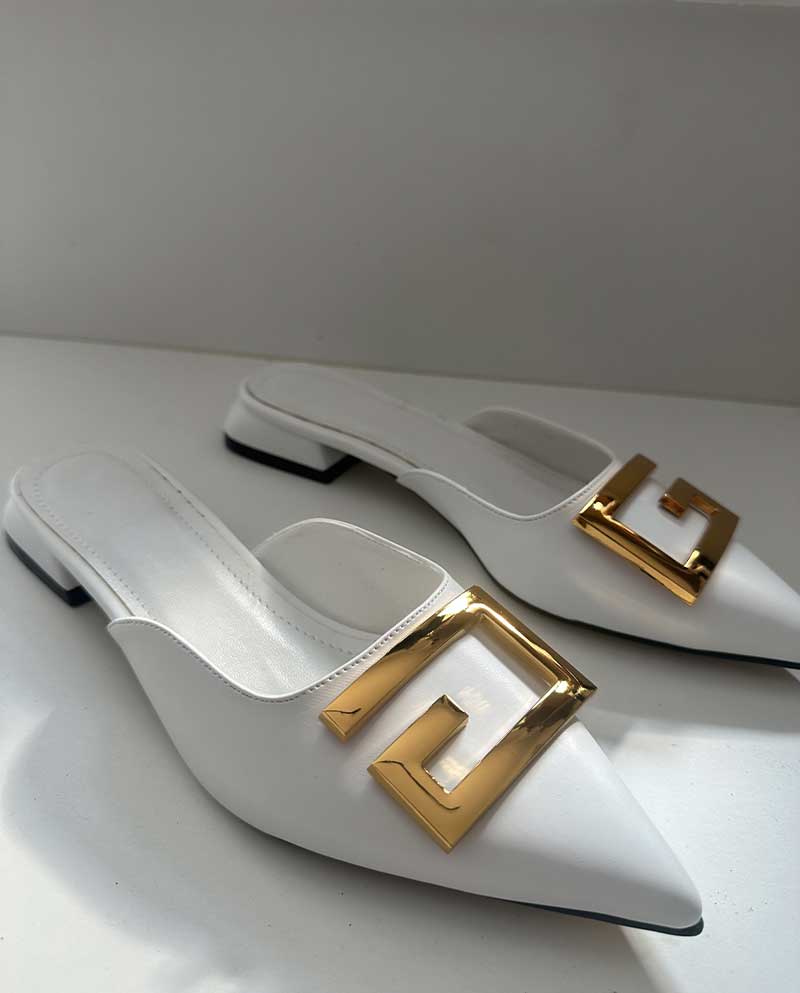 Άσπρο Mule με χρυσή αγκράφα