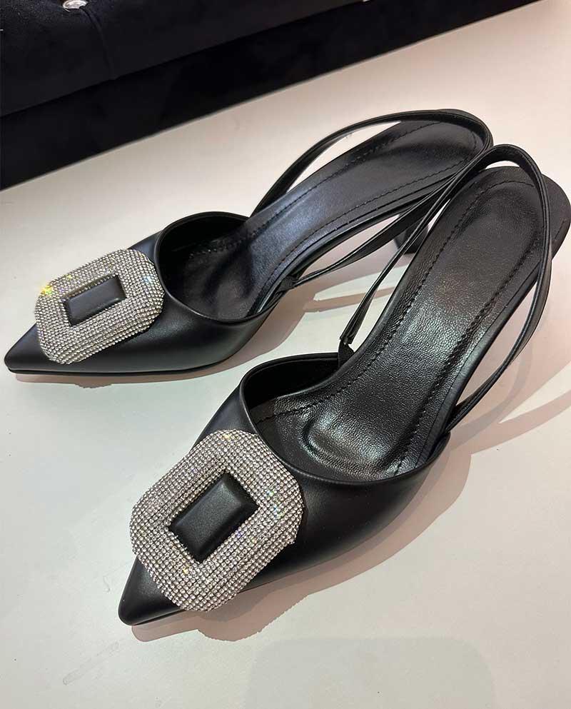 Όμορφο μαύρο mule με ασημί στρασένια αγκράφα μπροστά και ιδιαίτερο τακούνι, ιδανικό για βραδινές εξόδους ,events, γάμους και βαπτίσεις.