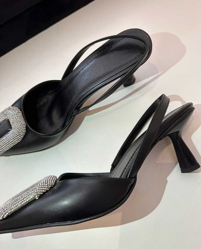 Μαύρο mule με τακούνι και ασημί αγκράφα