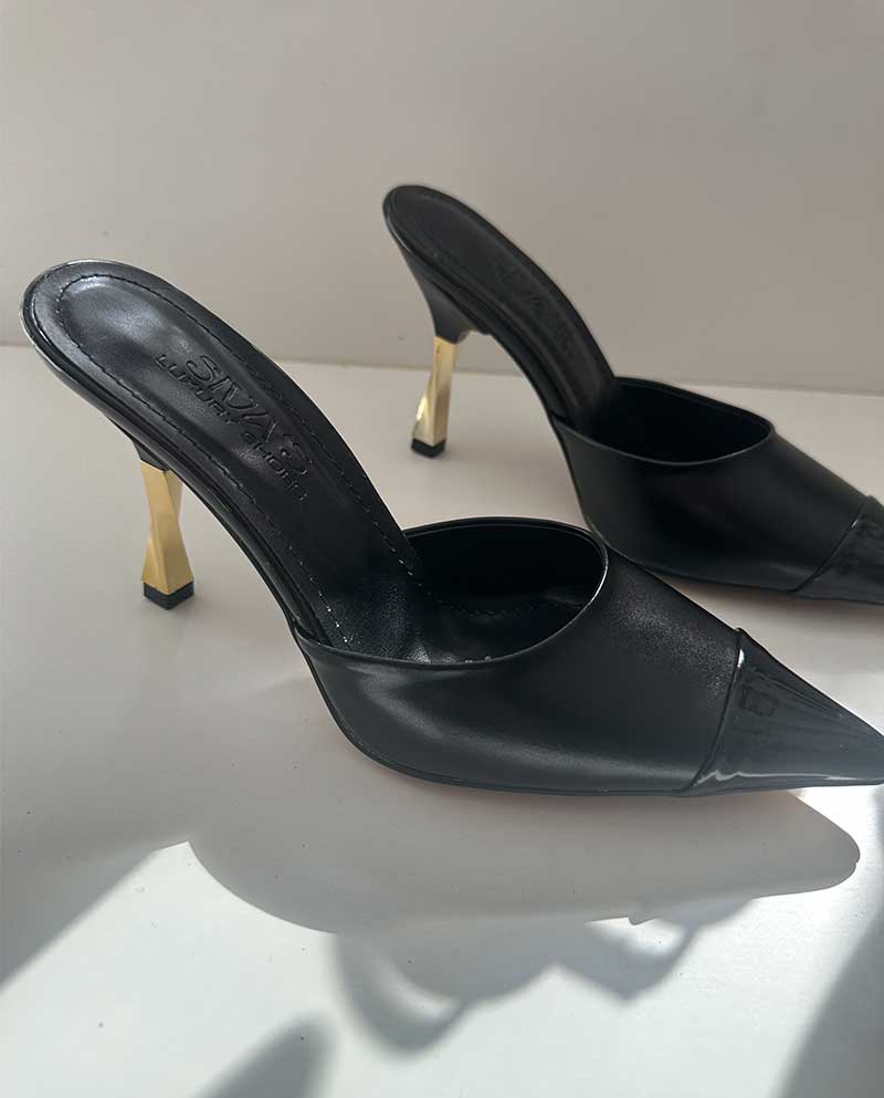 Όμορφο μαύρο mule με ιδιαίτερο χρυσό τακούνι, ιδανικό για βραδινές εξόδους και events