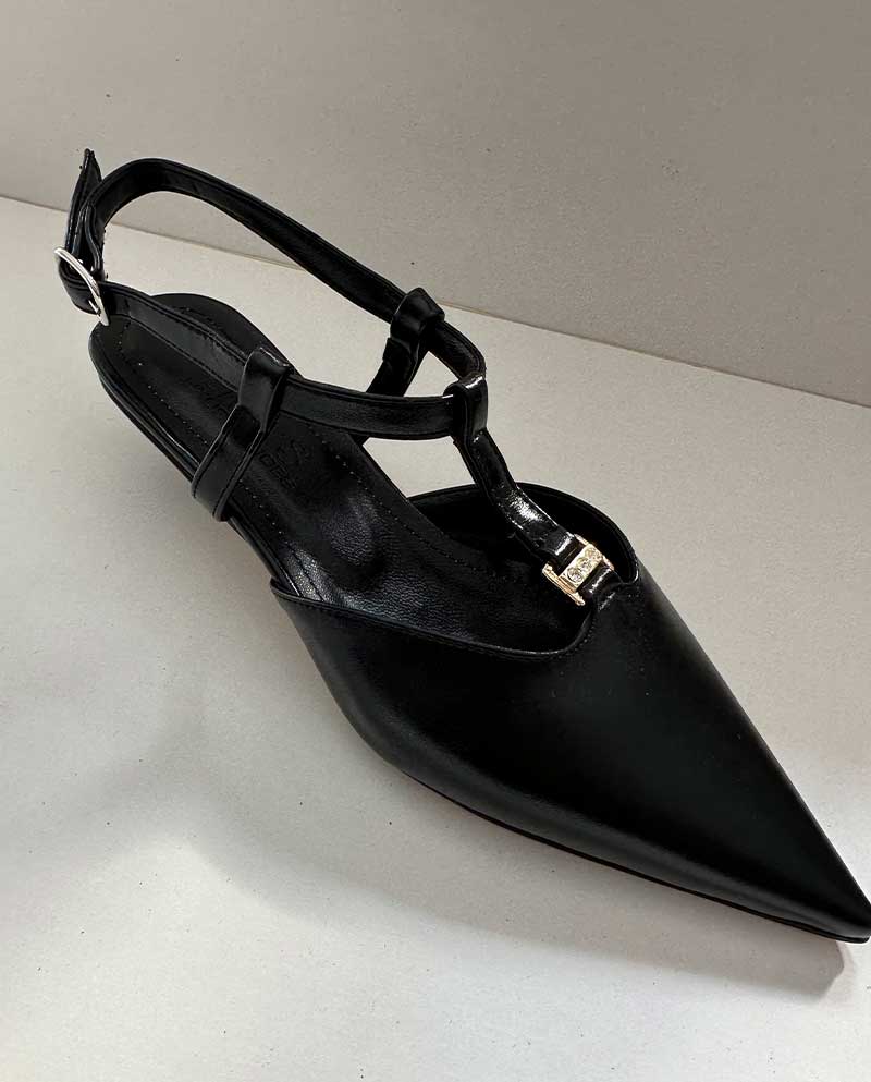 Μαύρο μυτερό Mule από γυαλιστερή οικολογική δερμάτινη με ιδιαίτερο κοντό τακουνάκι με μεταλλική διακριτική με στρας λεπτομέρεια, για το γραφείο και ιδιαίτερες περιστάσεις