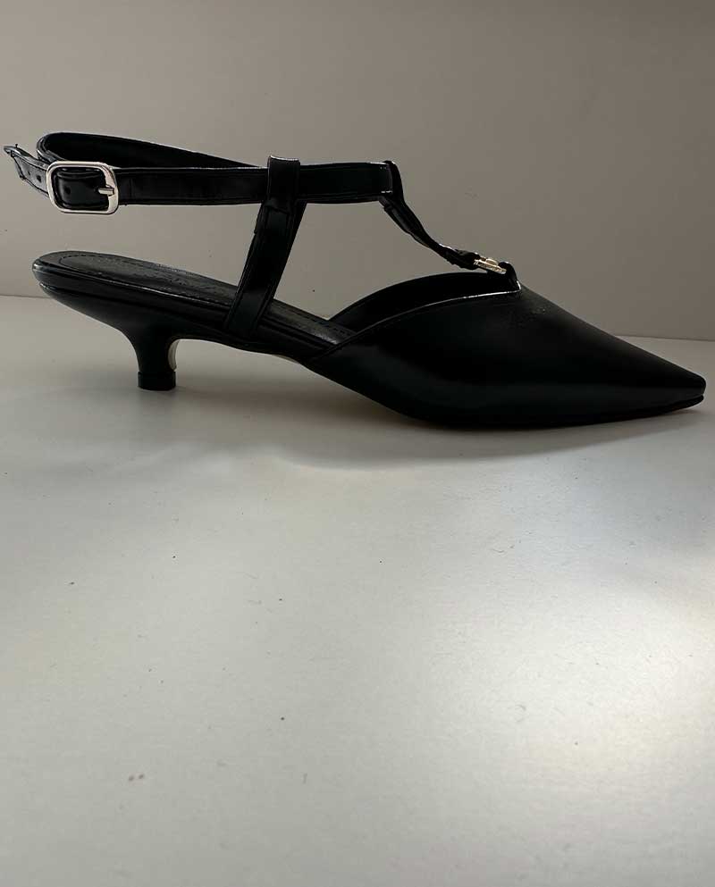 Μαύρο μυτερό Mule από γυαλιστερή οικολογική δερμάτινη με ιδιαίτερο κοντό τακουνάκι με μεταλλική διακριτική με στρας λεπτομέρεια, για το γραφείο και ιδιαίτερες περιστάσεις