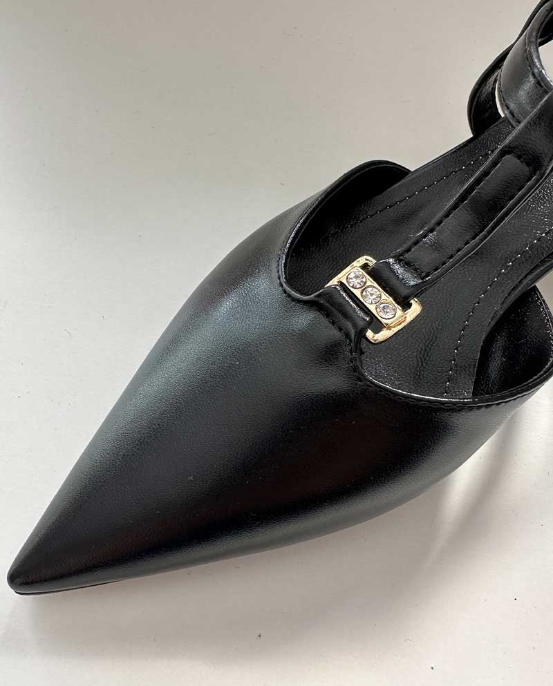 Μαύρο μυτερό Mule με μεταλλική διακριτική λεπτομέρεια