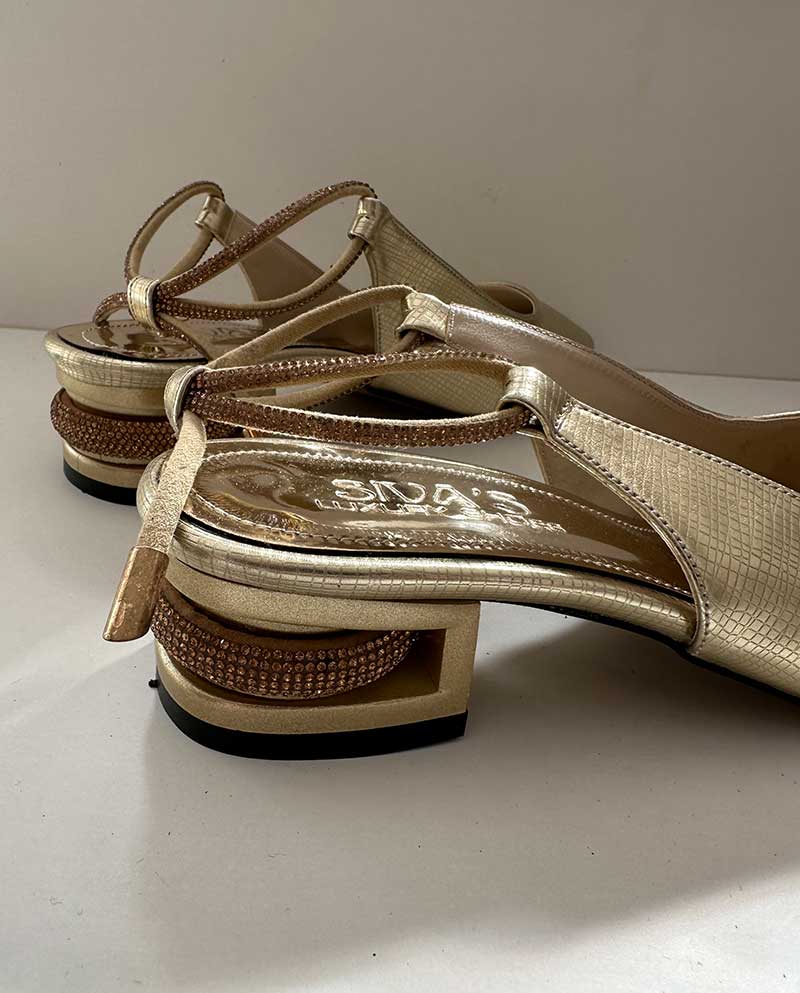 Όμορφο χρυσό mule με ιδιαίτερο κοντό τακούνι με στρας, ιδανικό για ιδιαίτερες περιστάσεις άνετο και ωραίο