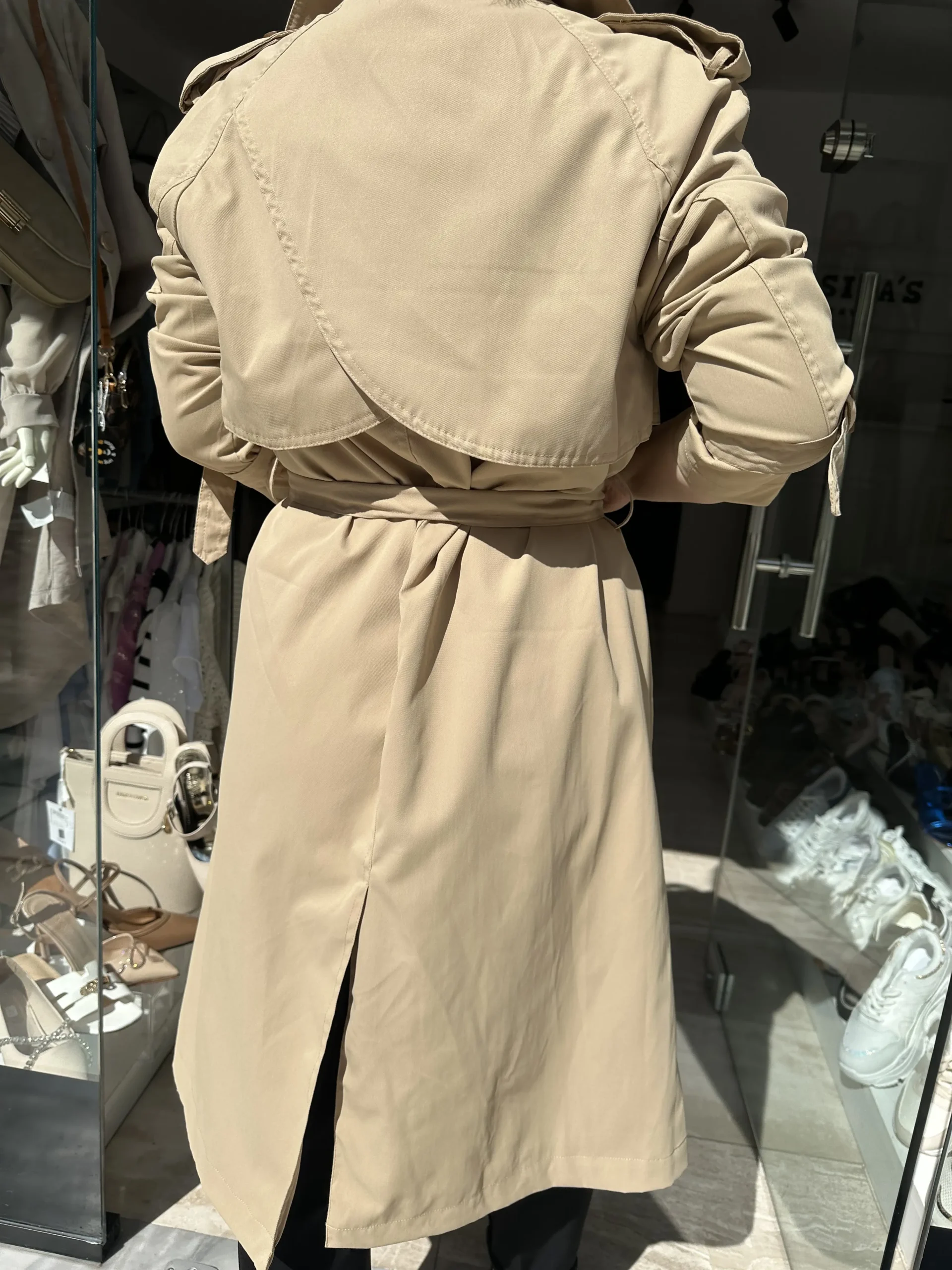 όμορφη μπέζ κλασική καμπαρντίνα με κουμπιά ,ευκολοφόρετη ιδανική για καθημερινές εξόδους .