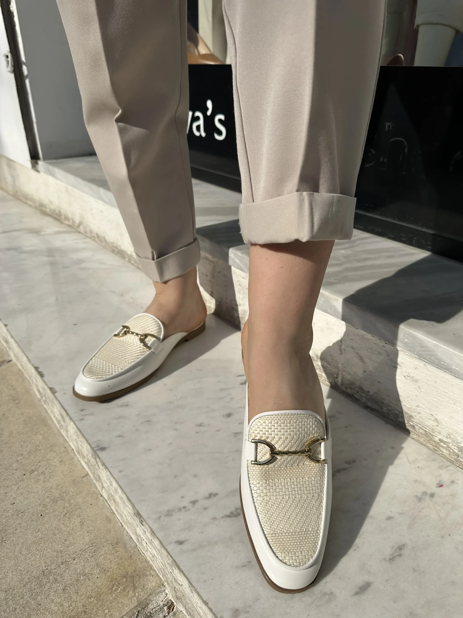Λευκά φλάτ Mules loafers με διακοσμητική αγκράφα