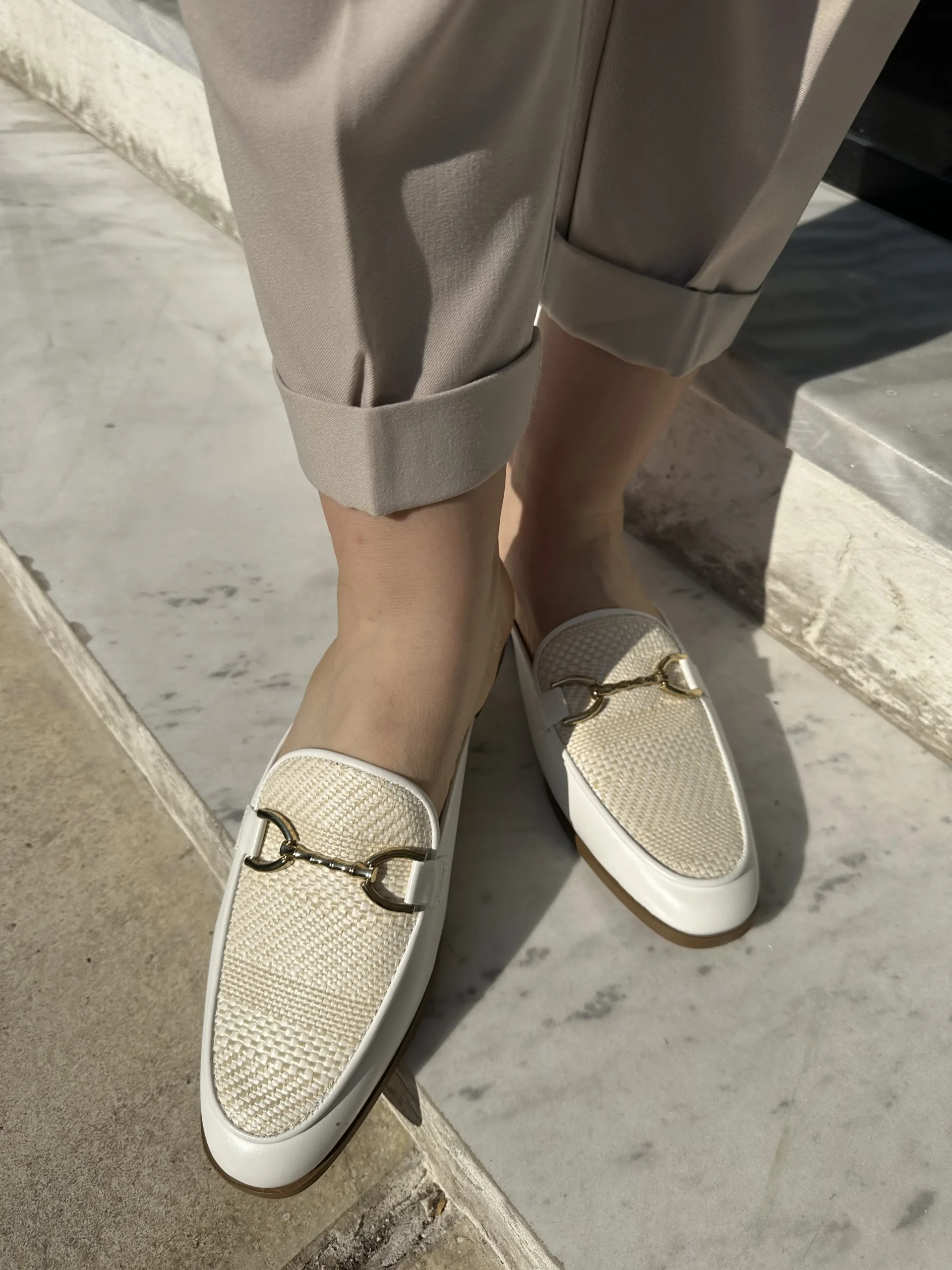 Λευκά φλάτ Mules loafers με διακοσμητική αγκράφα