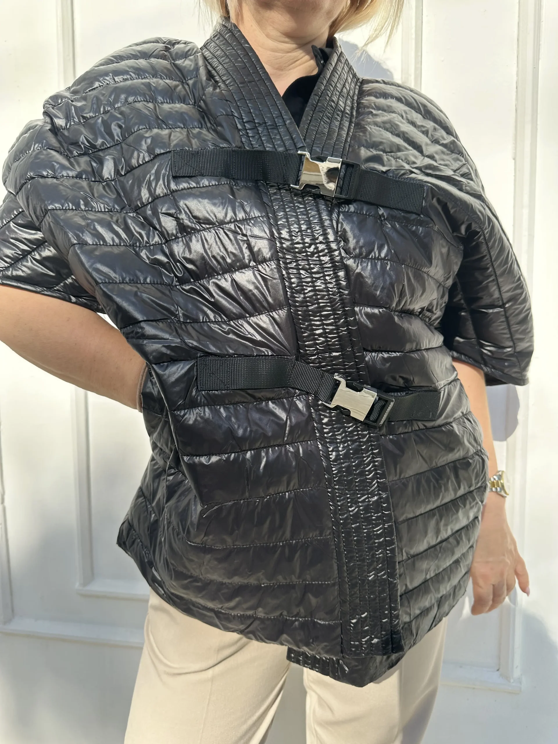 Μάυρο καπιτονέ πανωφόρι με λεπτομέρεια κλειδώματα