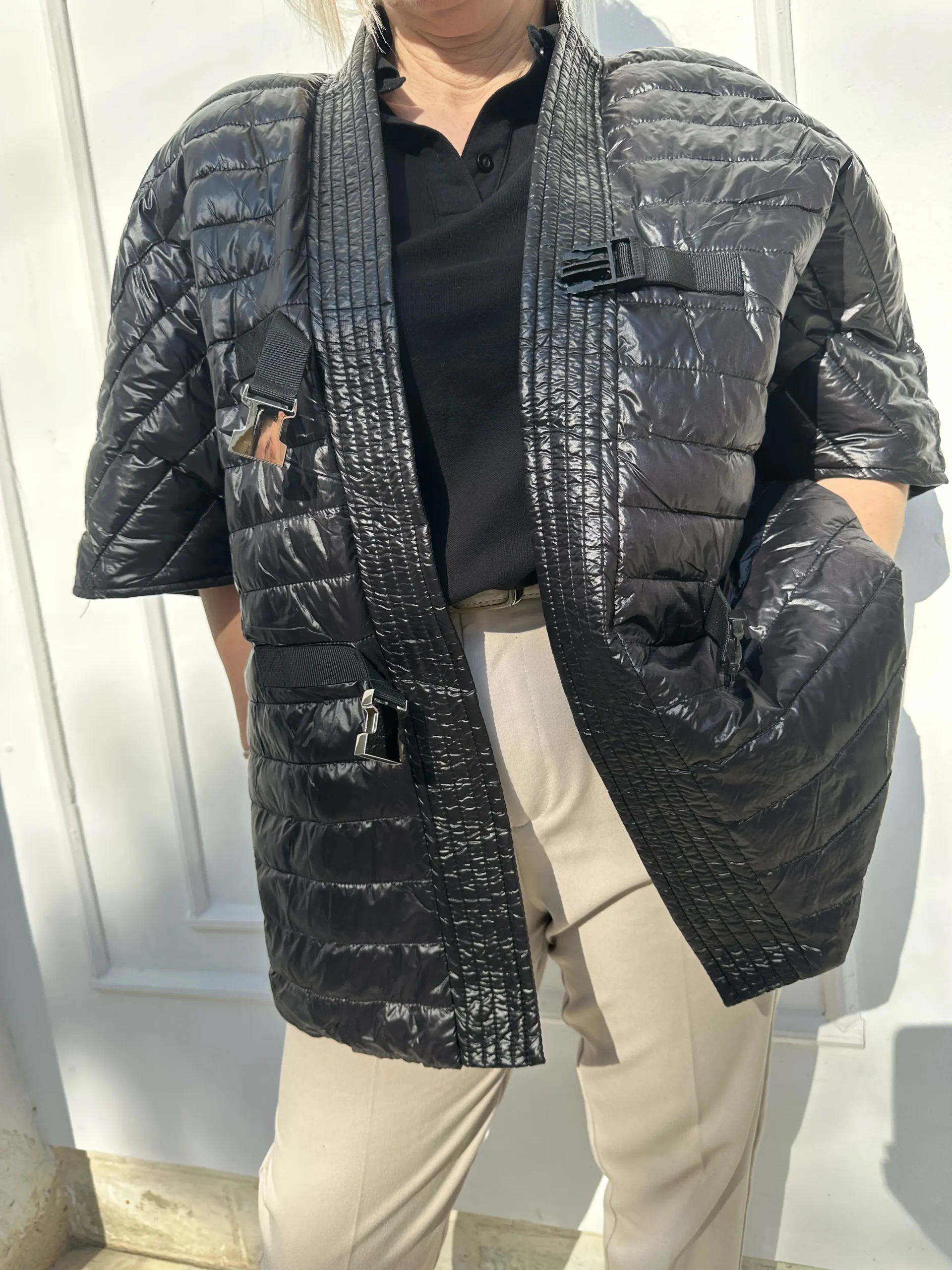 Μάυρο καπιτονέ πανωφόρι με λεπτομέρεια κλειδώματα