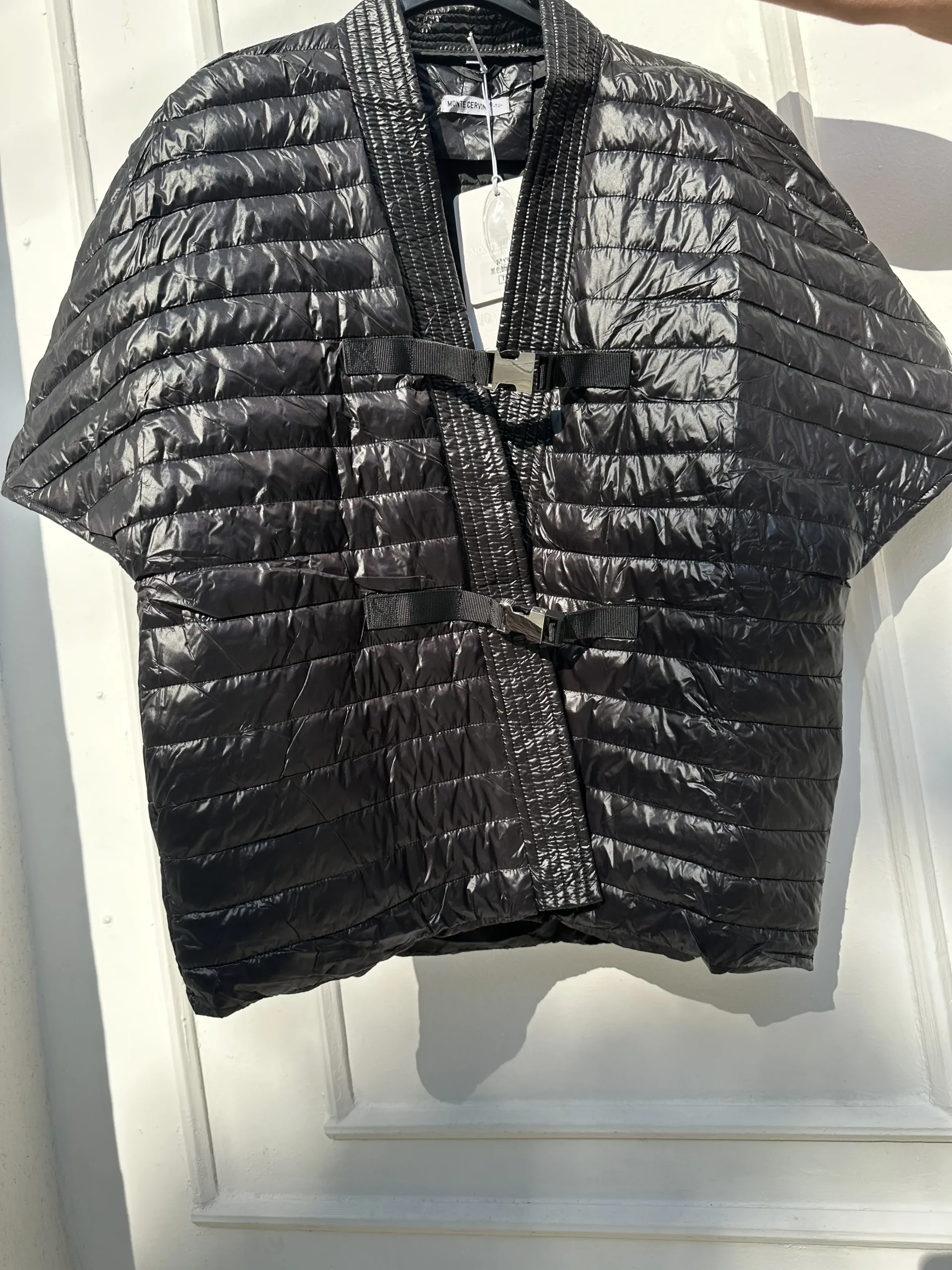 Μάυρο καπιτονέ πανωφόρι με λεπτομέρεια κλειδώματα