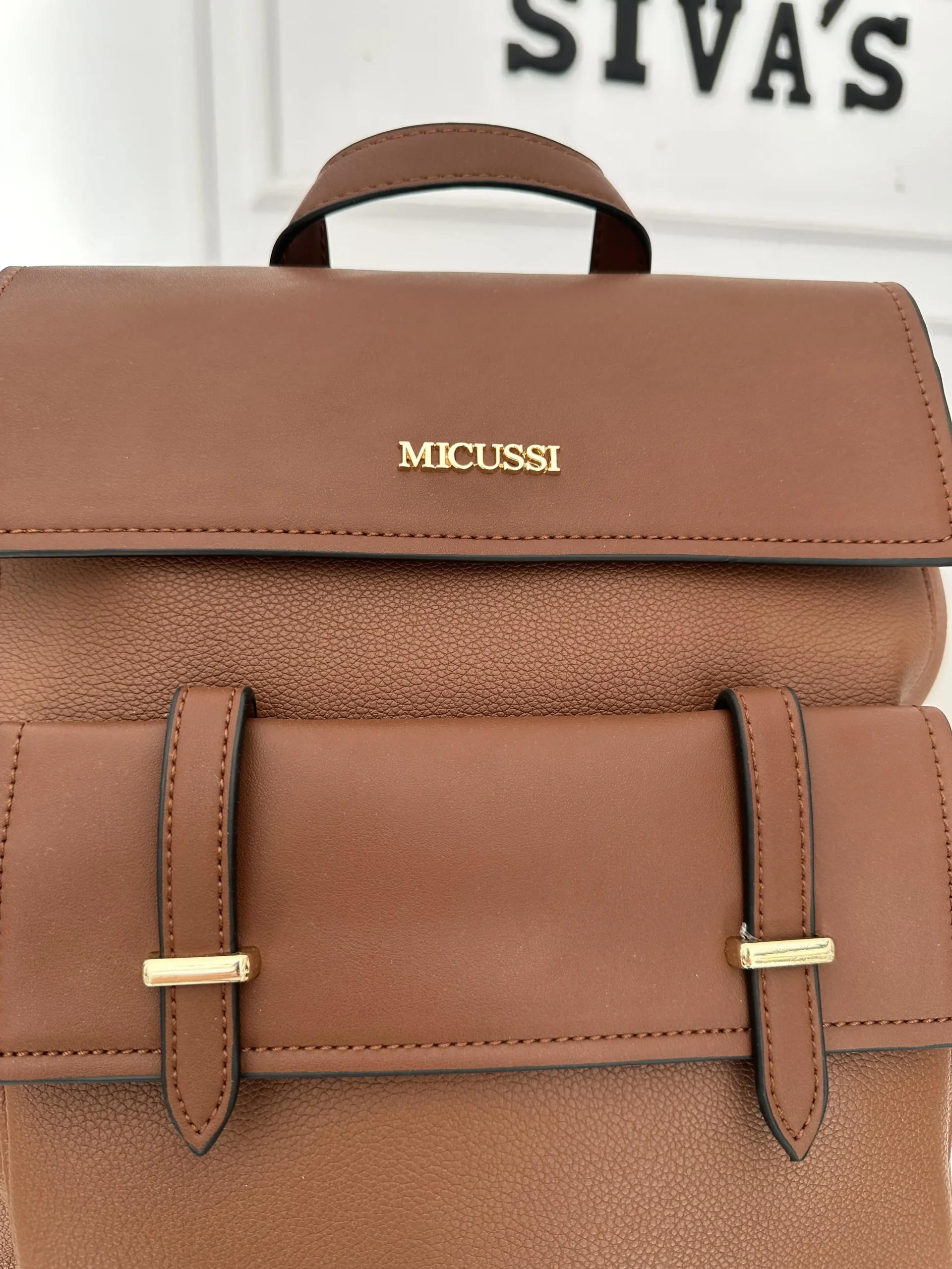 Κάμελ σακίδιο πλάτης ιδανικό για καθημερινές εμφανίσεις προσδίδοντας στύλ και άνεση.