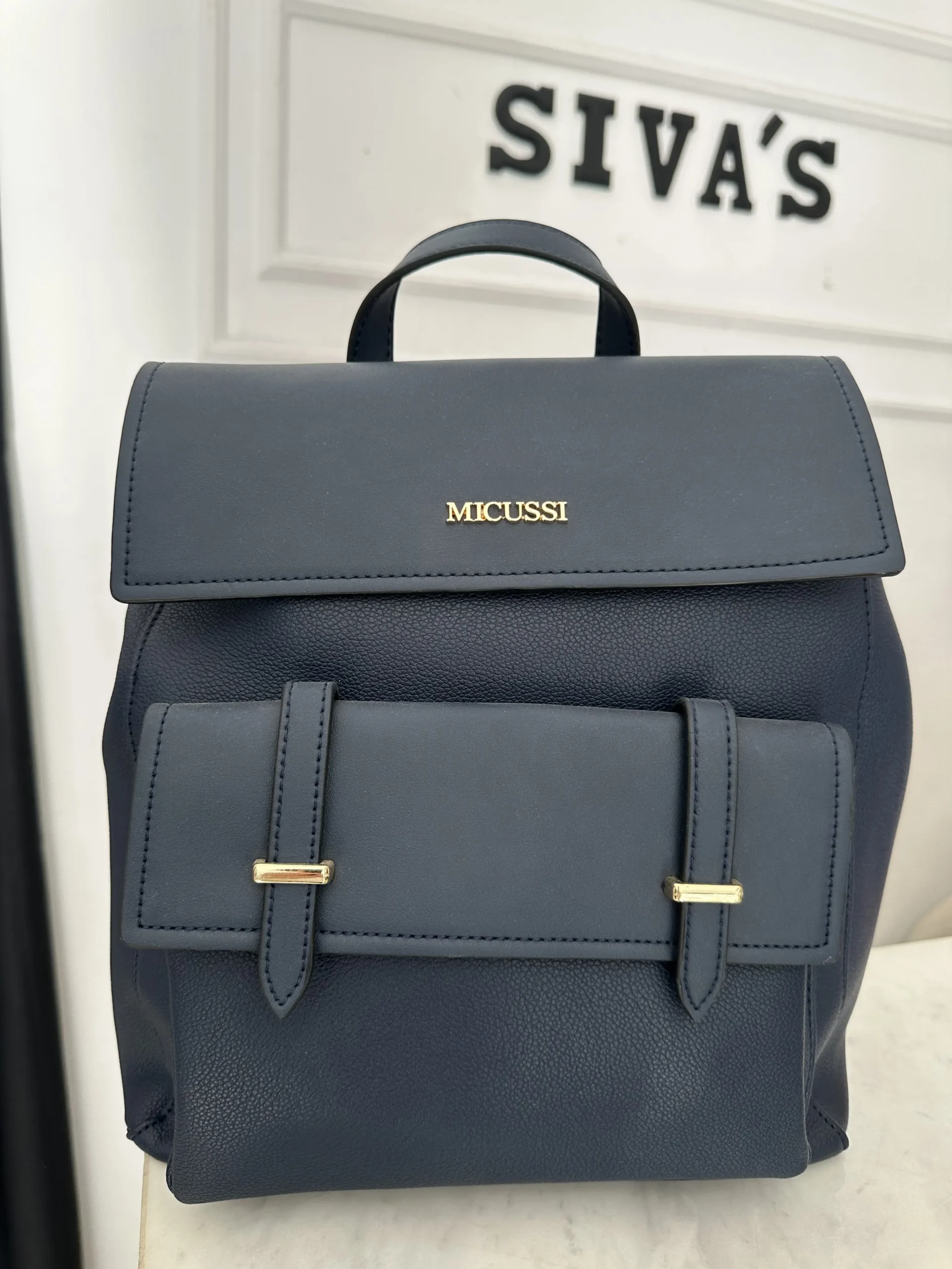 Μπλέ σκούρο σακίδιο πλάτης ιδανικό για καθημερινές εμφανίσεις προσδίδοντας στύλ και άνεση.