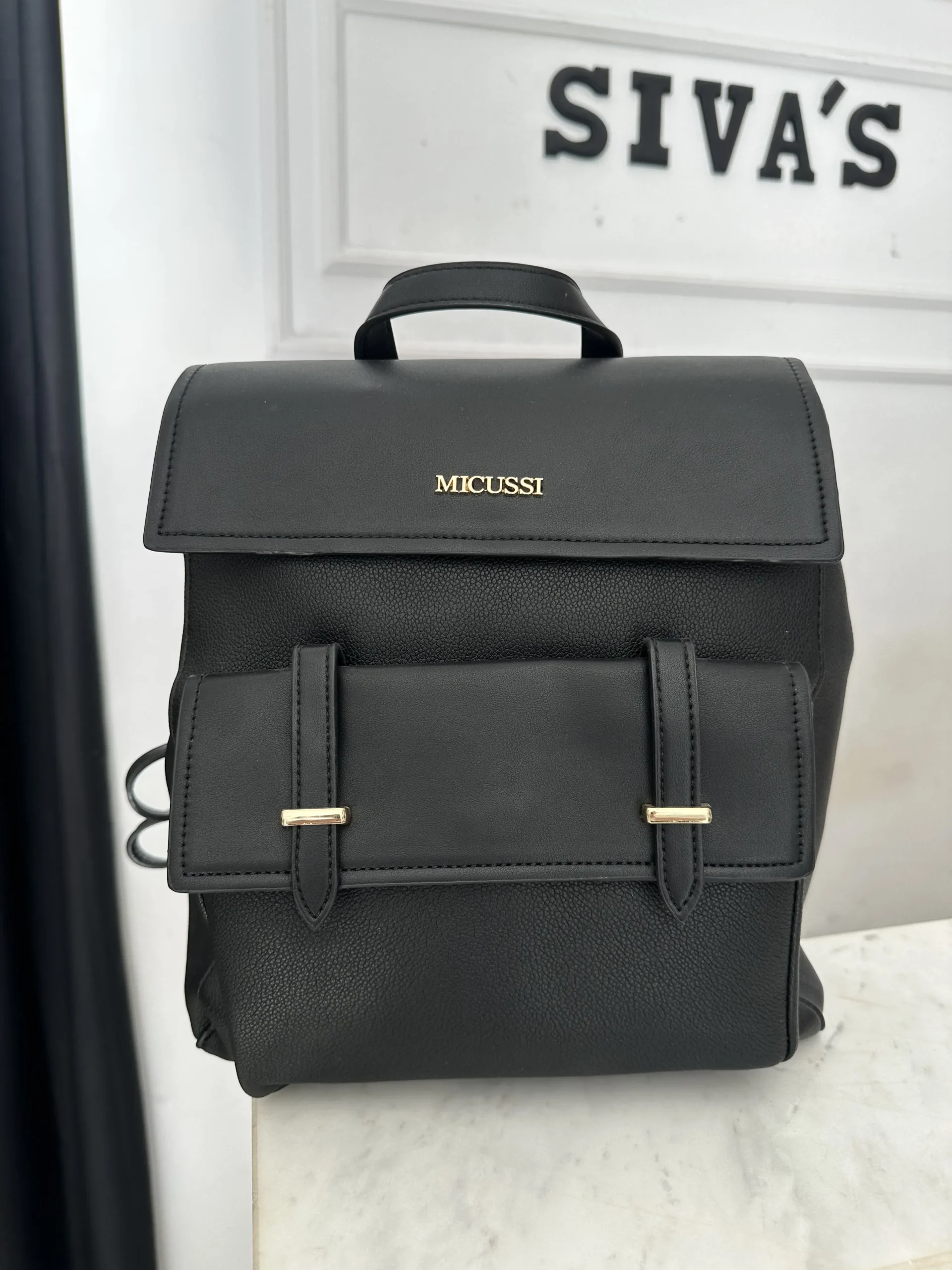 Μάυρο σακίδιο πλάτης ιδανικό για καθημερινές εμφανίσεις προσδίδοντας στύλ και άνεση.