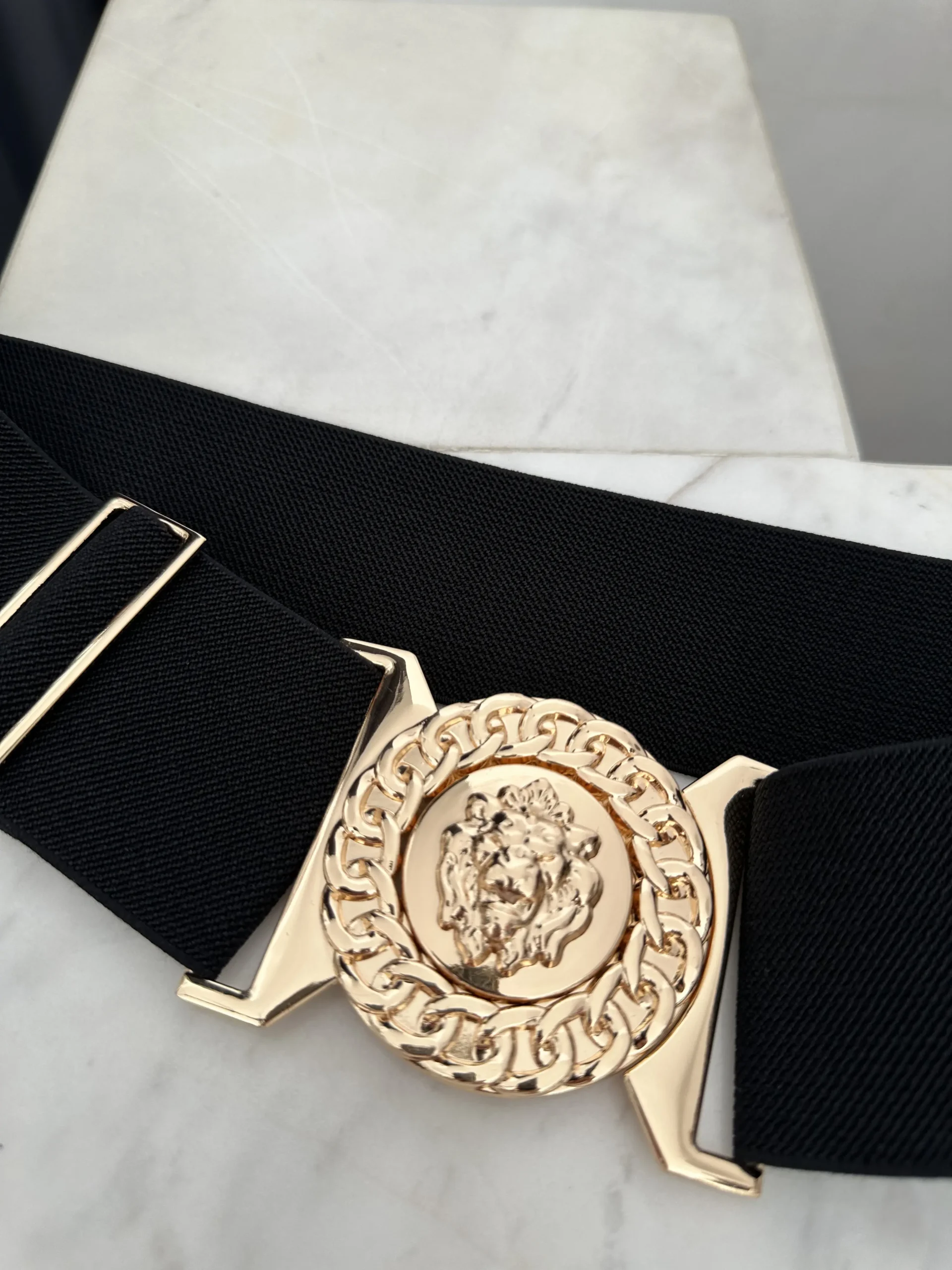 Μάυρη ζώνη λάστιχο με χρυσή αγκράφα .