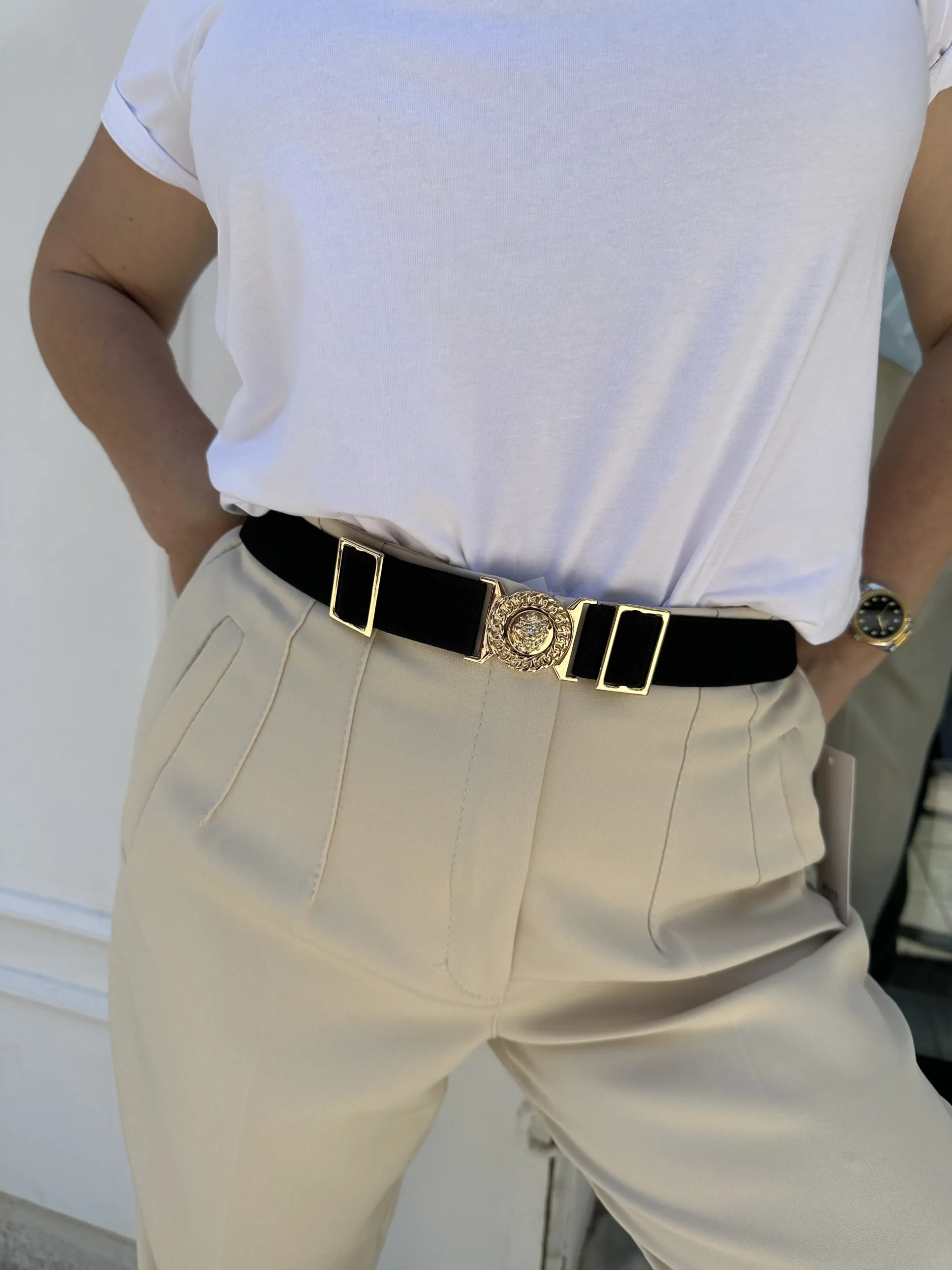 Μάυρη ζώνη με λάστιχο με χρυσή αγκράφα.