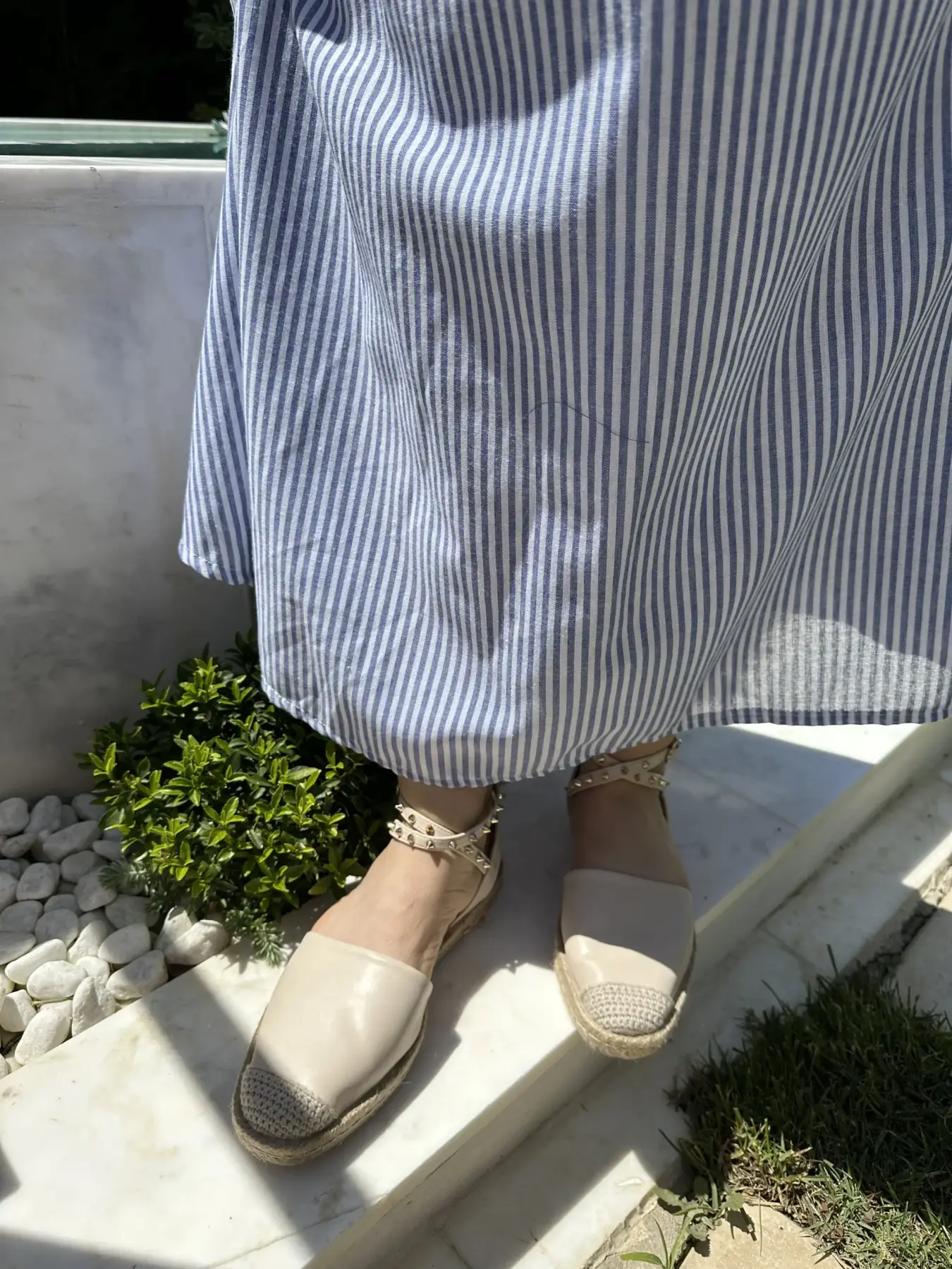 Μπέζ εσπαντρίγιες απο οικολογικό δέρμα με λεπτομέρεια τρούκς στα λουράκια.