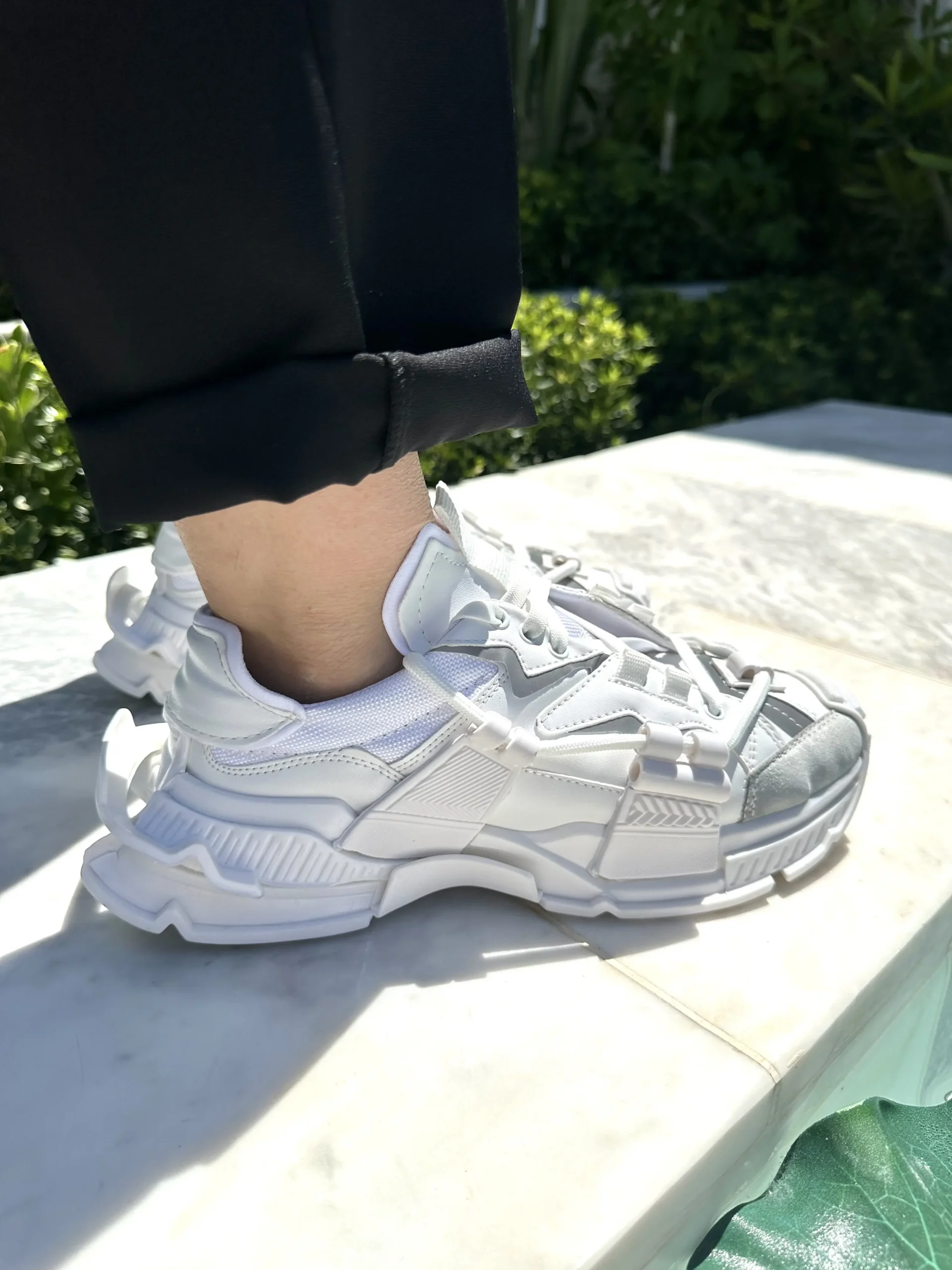 Λευκά γυναικεία αθλητικά με λεπτομέρεια σουέτ και σχέδιο.