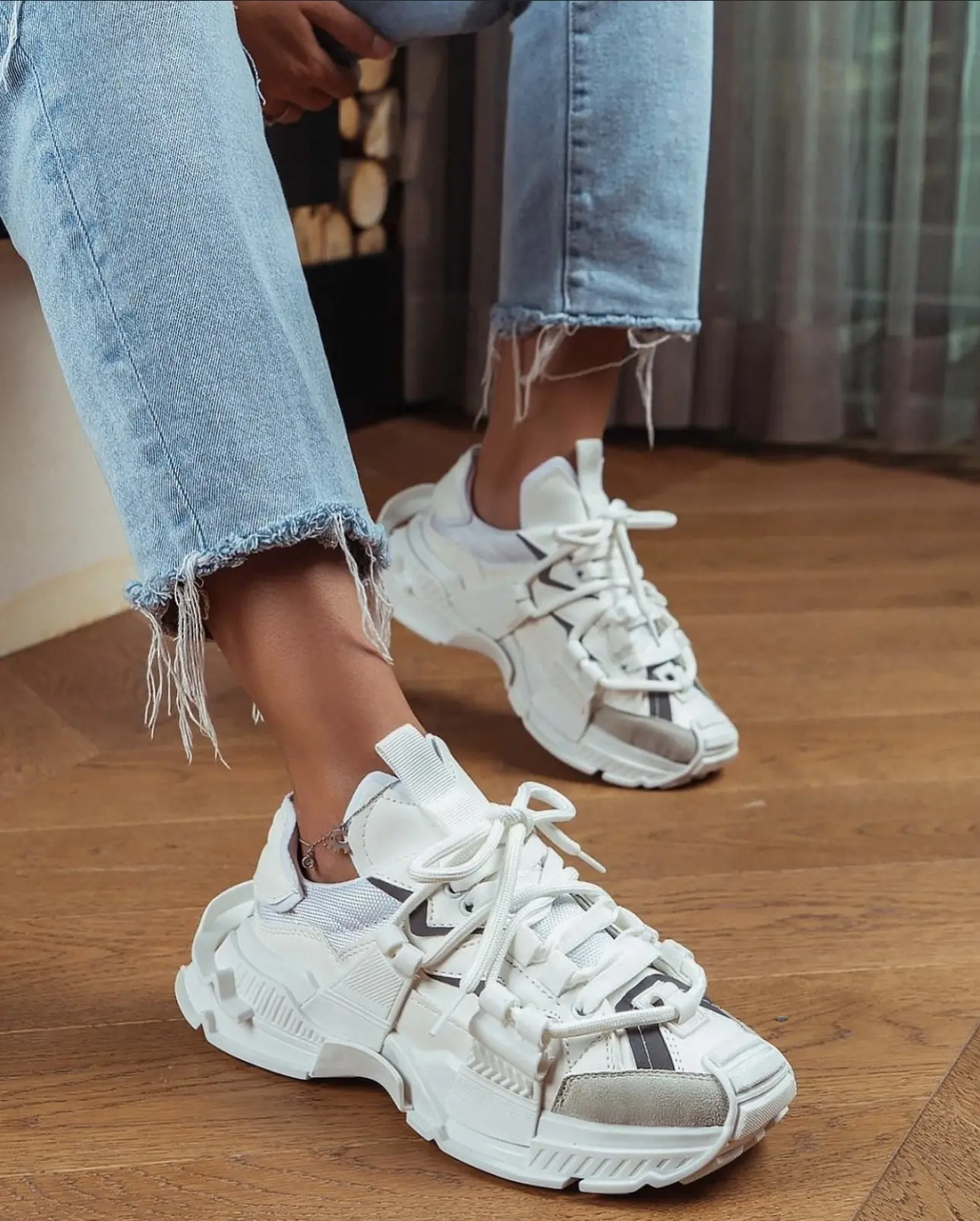 Λευκά γυναικεία αθλητικά με λεπτομέρεια σουέτ και σχέδιο.