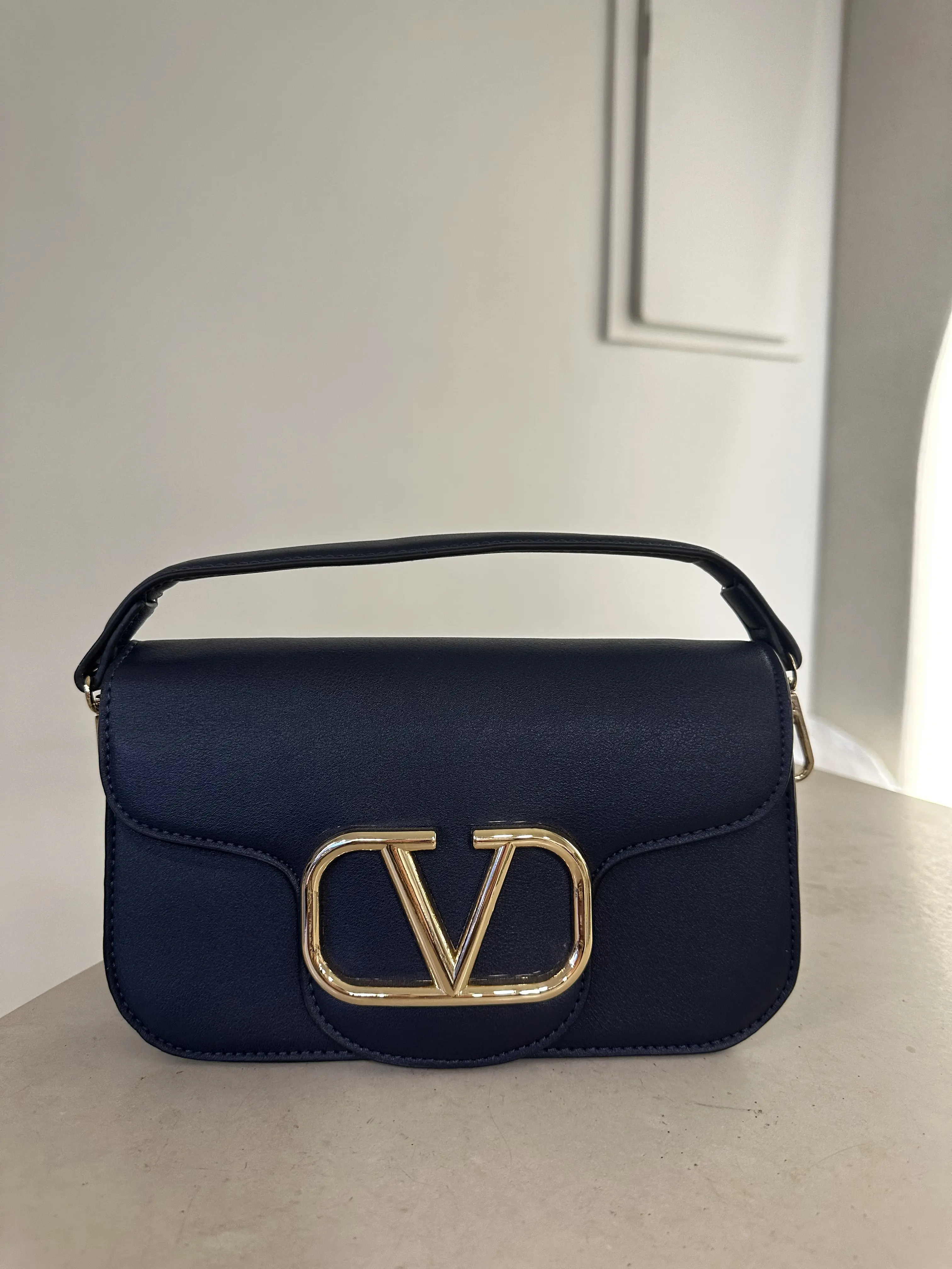 Τσάντα με μεταλλική λεπτομέρεια