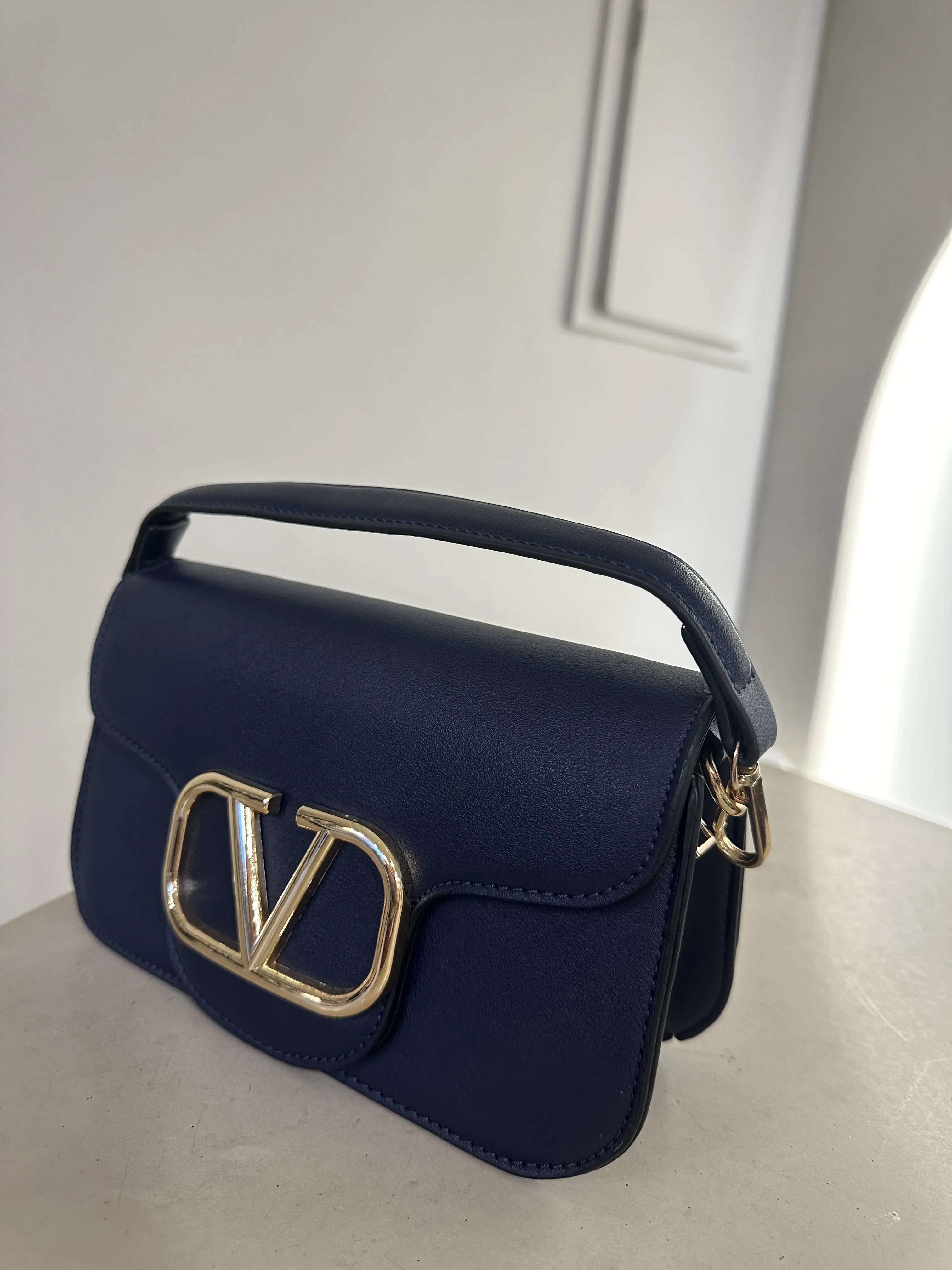 Τσάντα με μεταλλική λεπτομέρεια