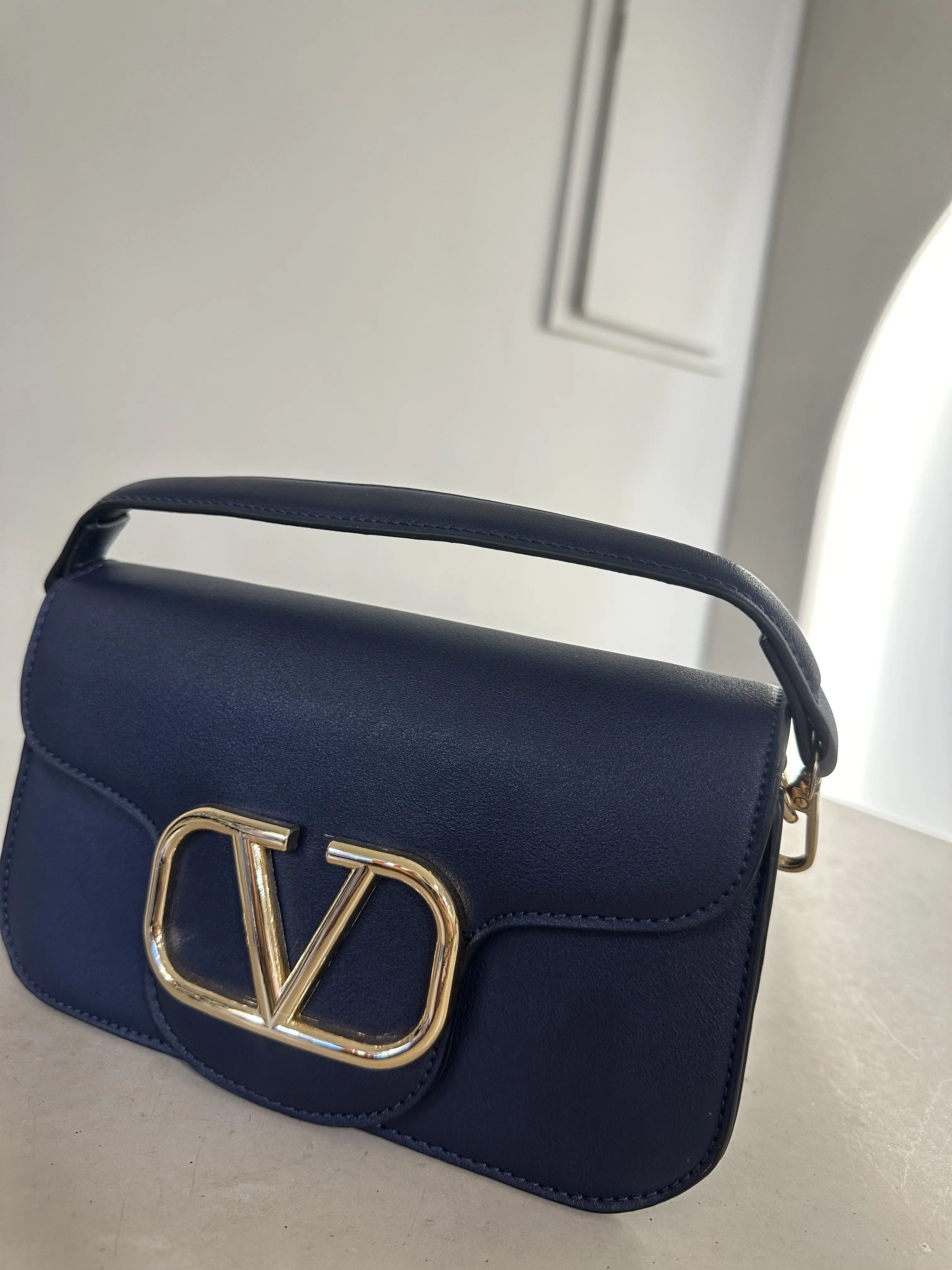 Τσάντα με μεταλλική λεπτομέρεια