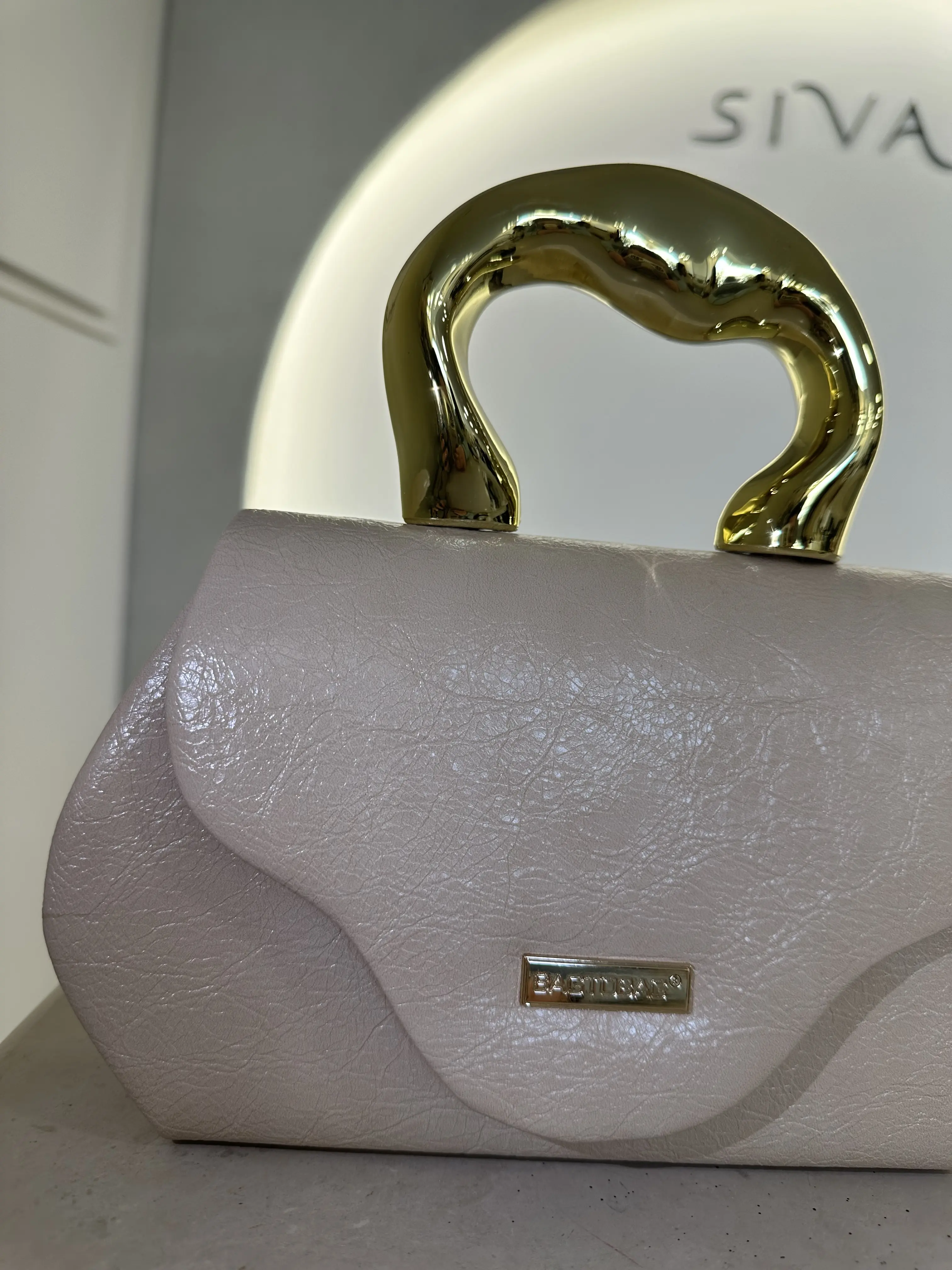 Ρόζ τσάντα με χρυσό χερούλι