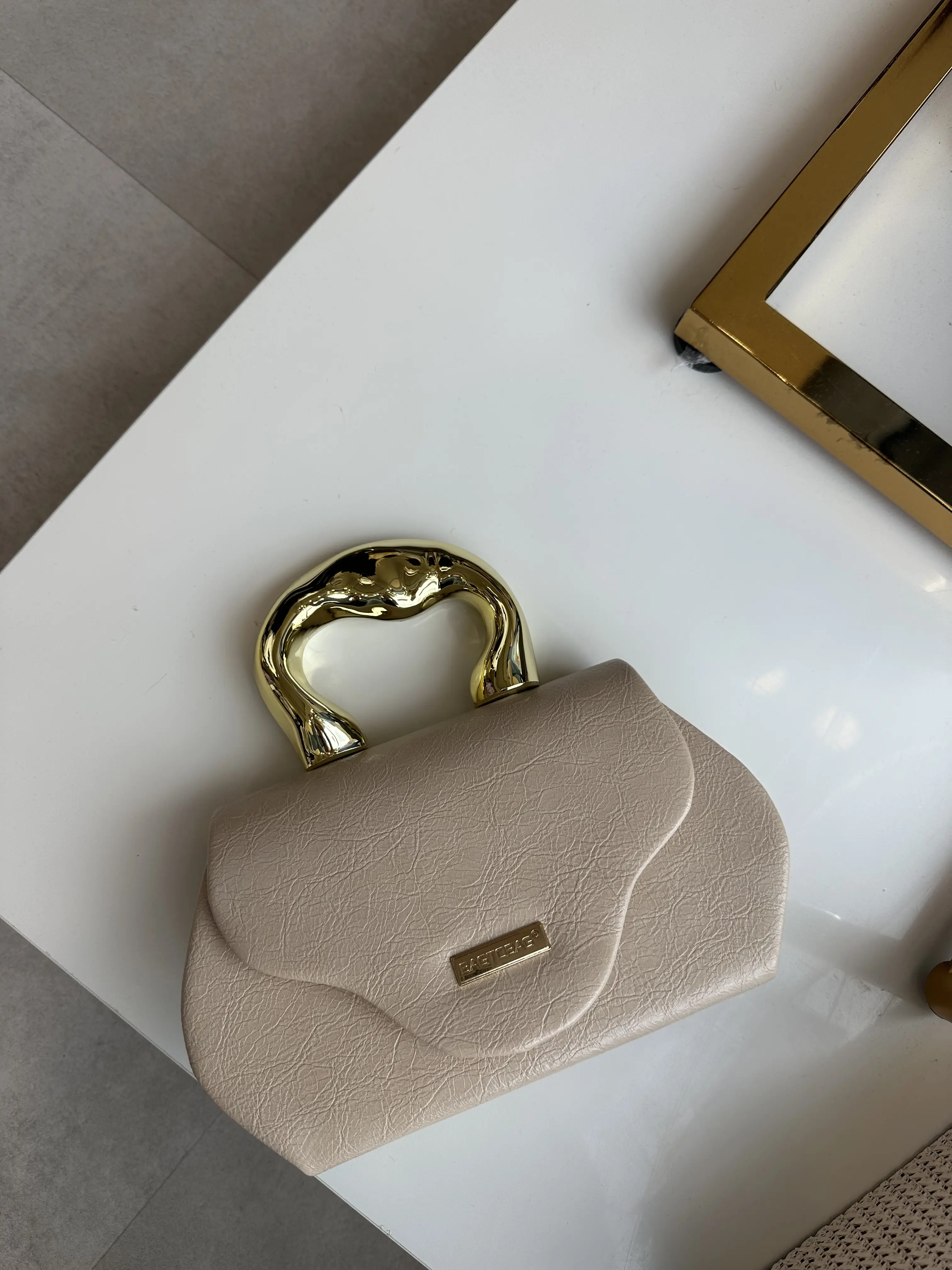 Ρόζ τσάντα με χρυσό χερούλι