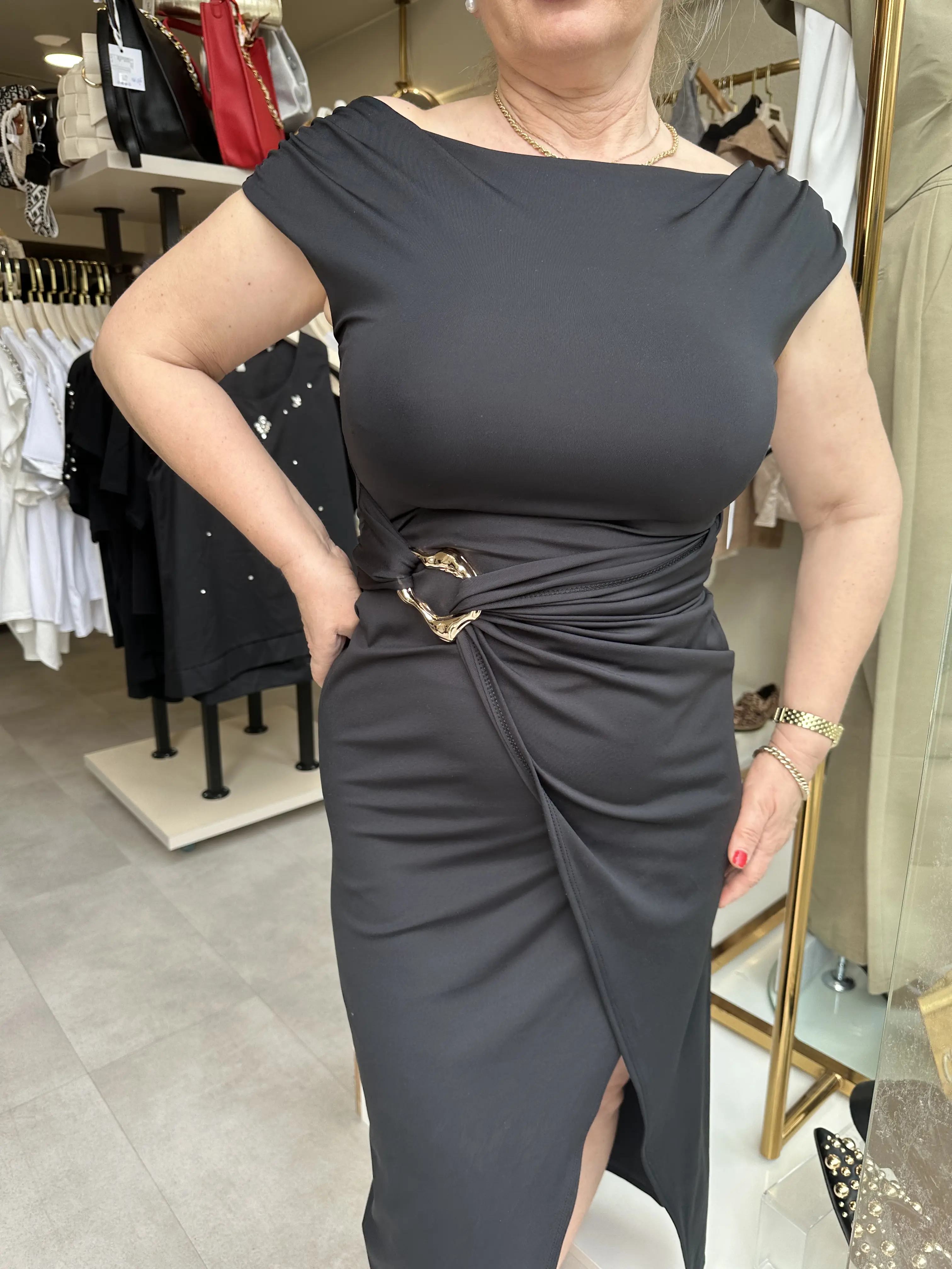 Μαύρο φόρεμα με χρυσή αγκράφα