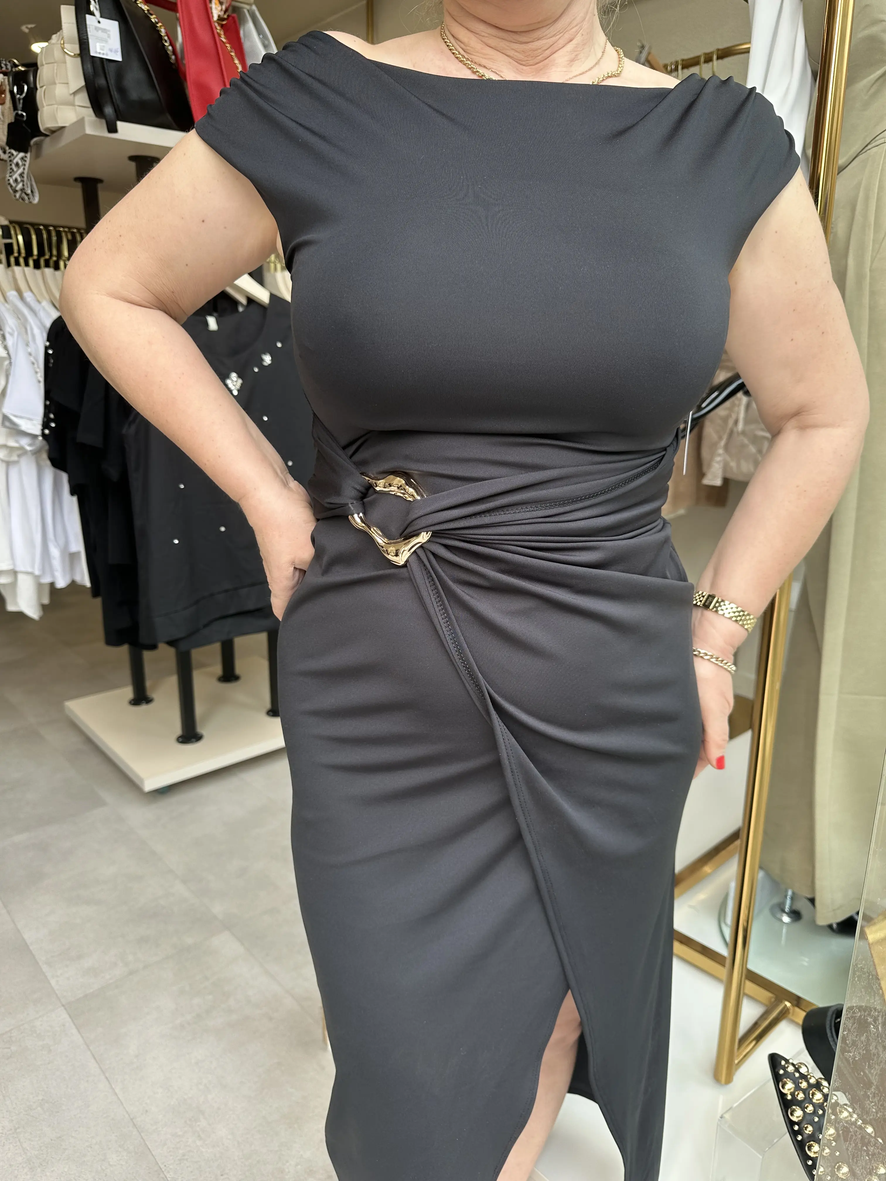 Μαύρο φόρεμα με χρυσή αγκράφα